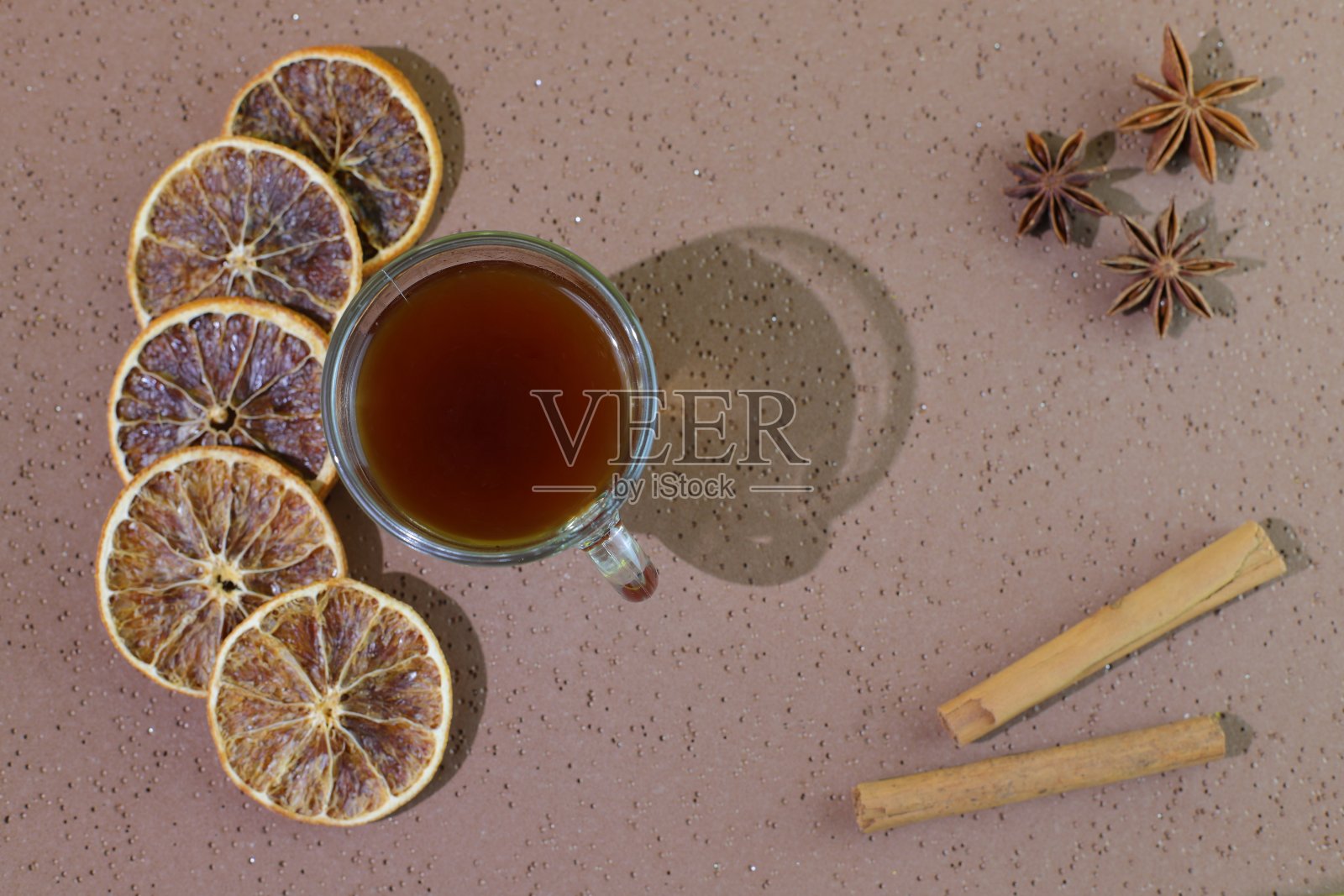 圣诞装饰，木制背景上的橙色肉桂茴香照片摄影图片