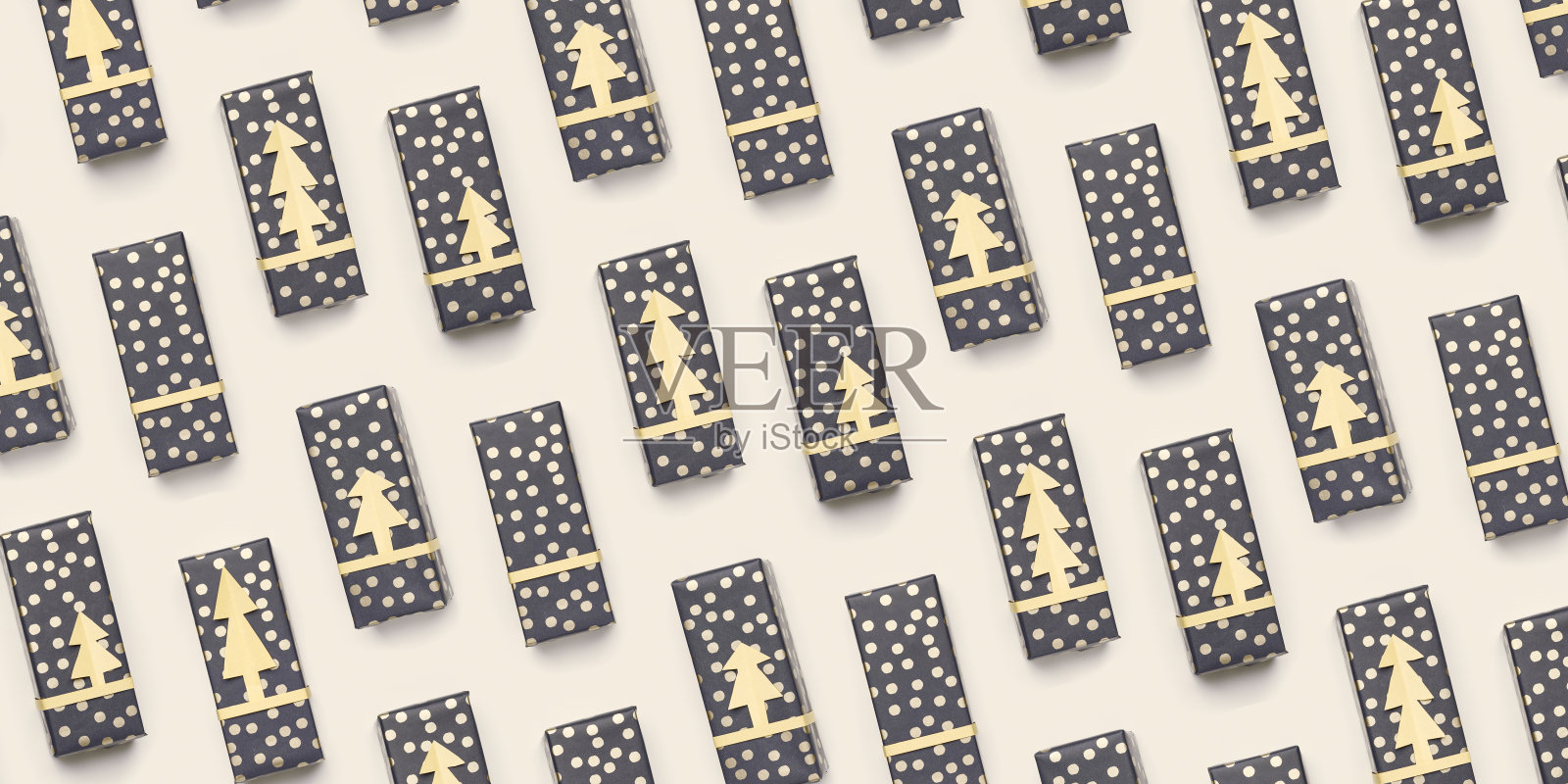 圣诞极简图案，设计纸包装礼盒上的米黄色，灰蓝色包装礼物的节日。DIY创意新年礼物装饰剪纸冷杉金色。圣诞宽幅照片摄影图片