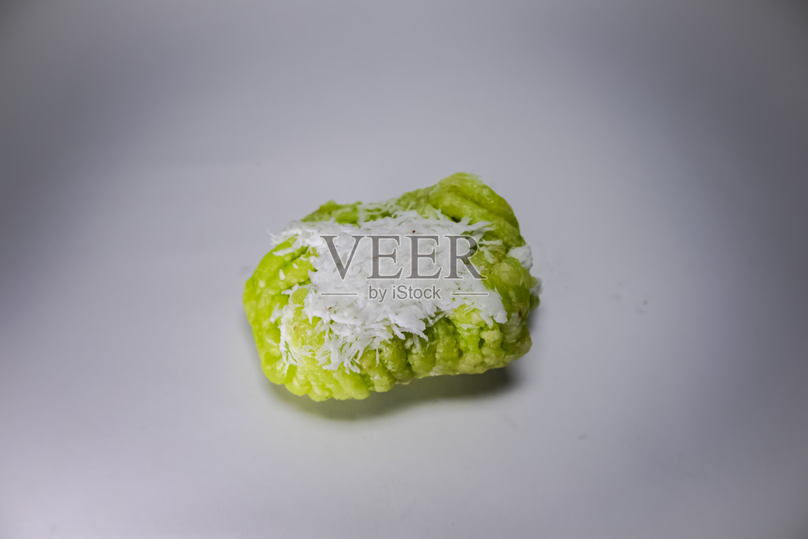 Getuk是一种印尼小吃，由煮熟的木薯，然后与糖和椰子粉混合而成。照片摄影图片