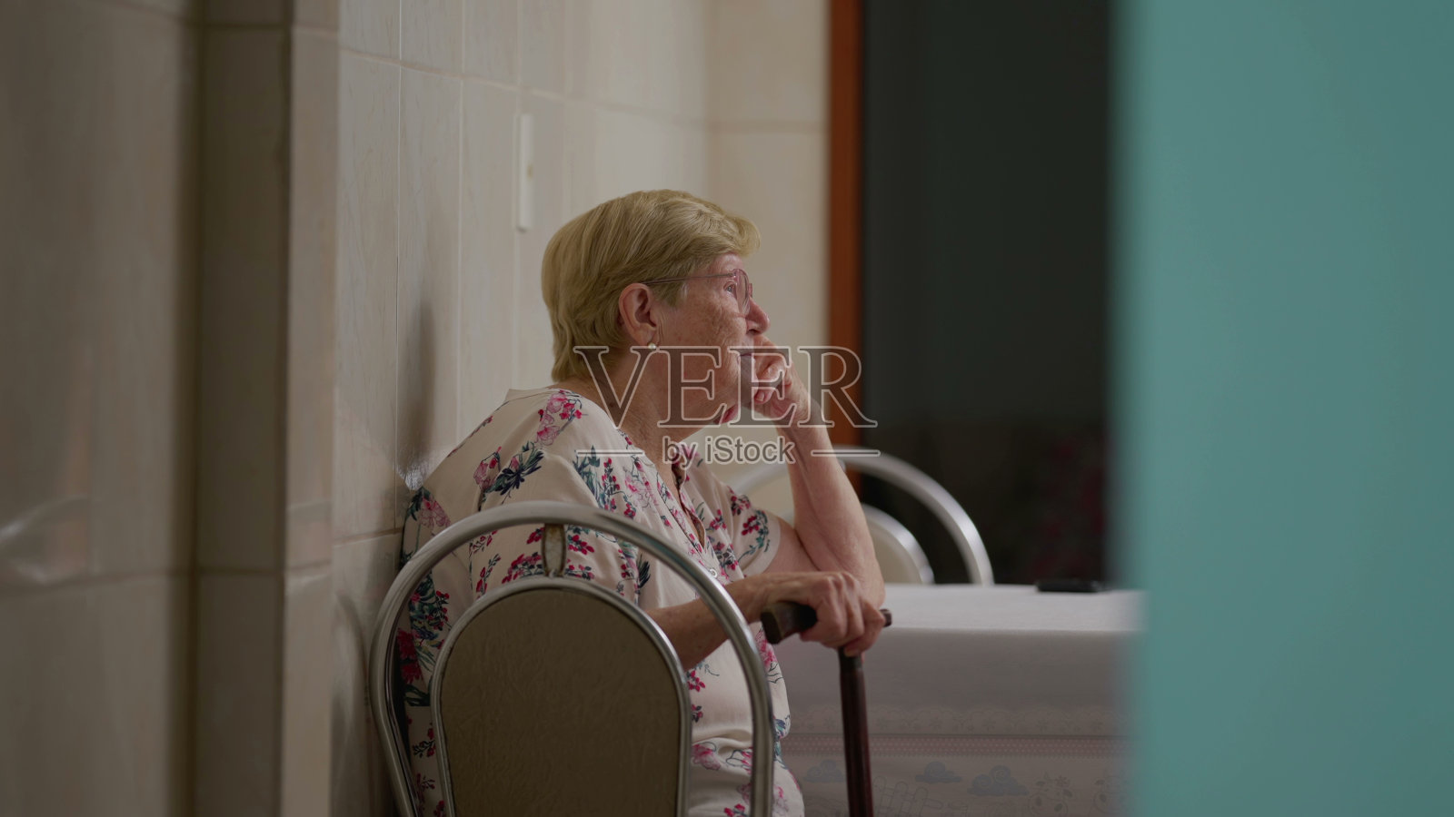 老妇人坐在家里的厨房里思考人生。国内正宗的老年生活方式。沉思、体贴的老妇人照片摄影图片