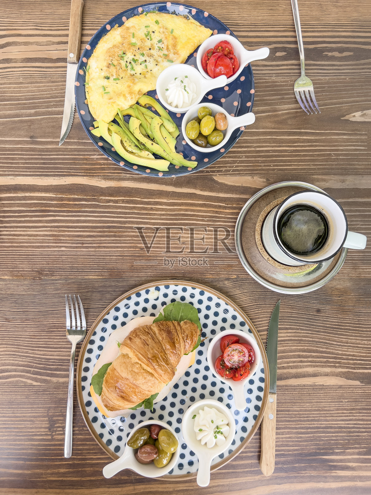 顶视图早餐表与牛角面包，煎蛋卷和咖啡照片摄影图片