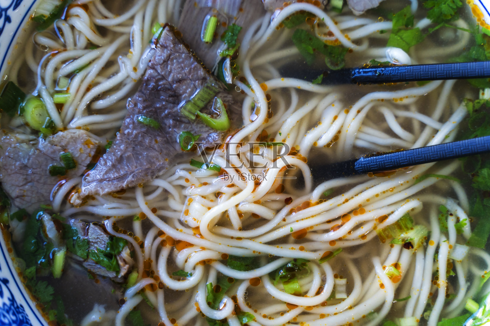 中国面汤。亚洲风味牛肉汤拉面。中国亚洲菜照片摄影图片