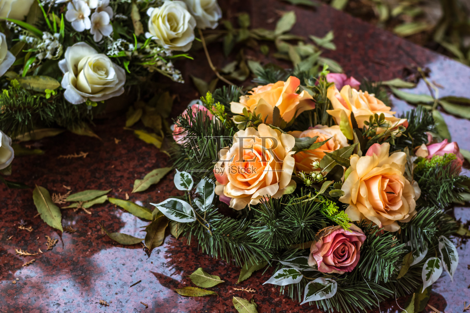 万圣节墓地的怀旧秋日鲜花照片摄影图片