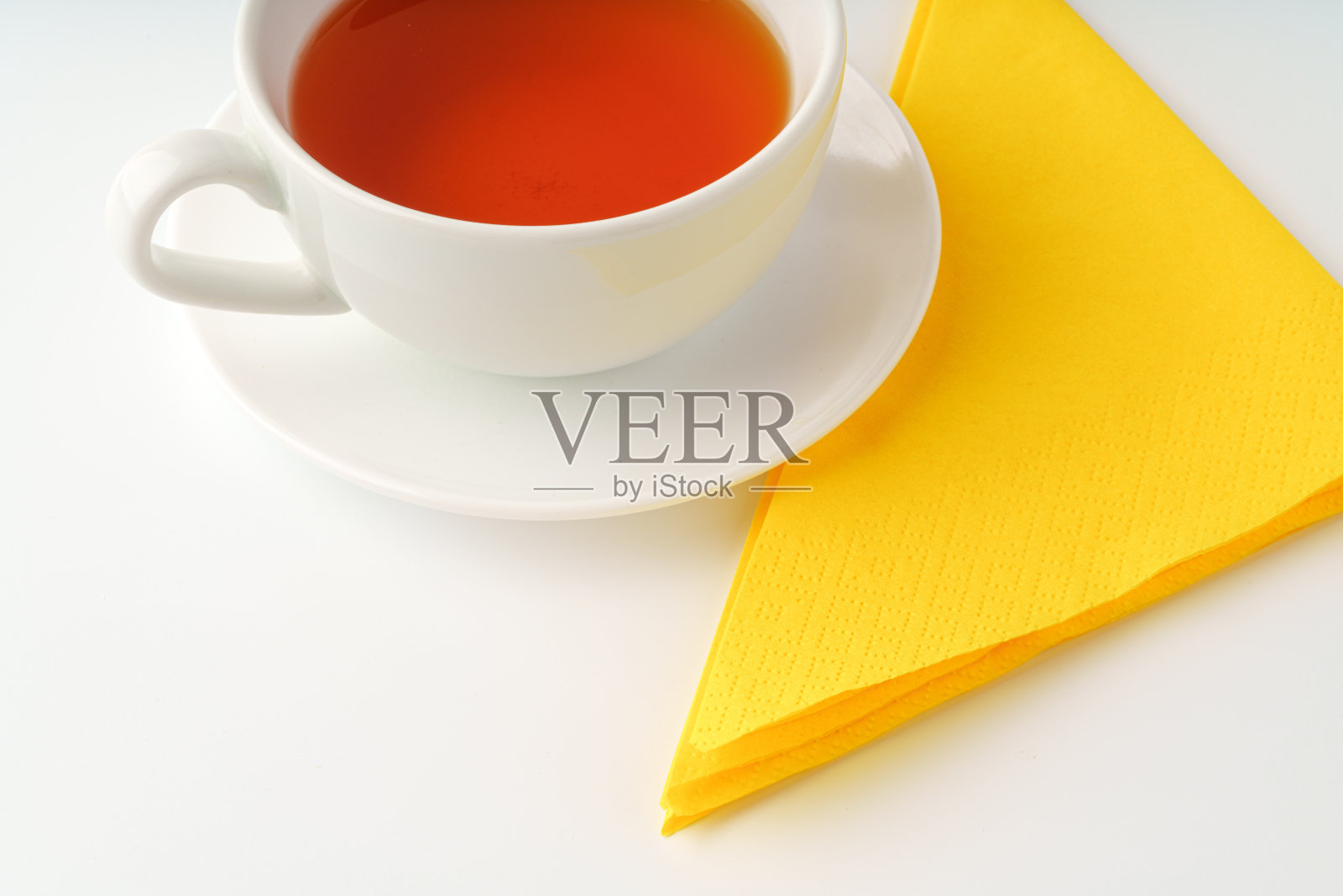 一杯茶和白色背景的餐巾纸照片摄影图片