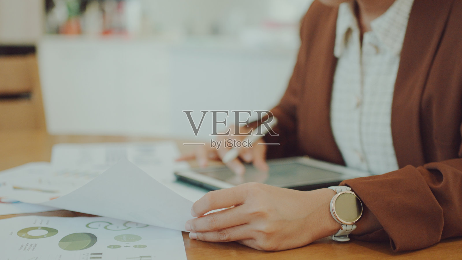 年轻成年亚裔混血女性在家工作照片摄影图片