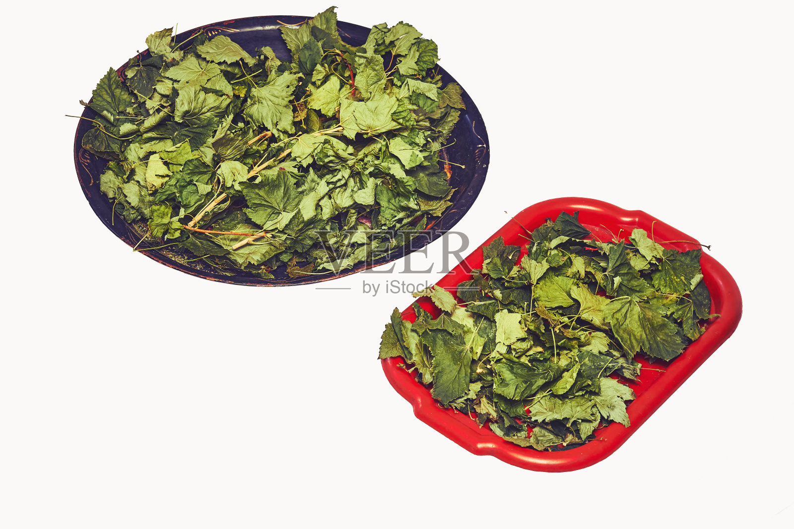 托盘里放些干树枝，果树用来泡茶。用于烧烤鱼肉的香味照片摄影图片