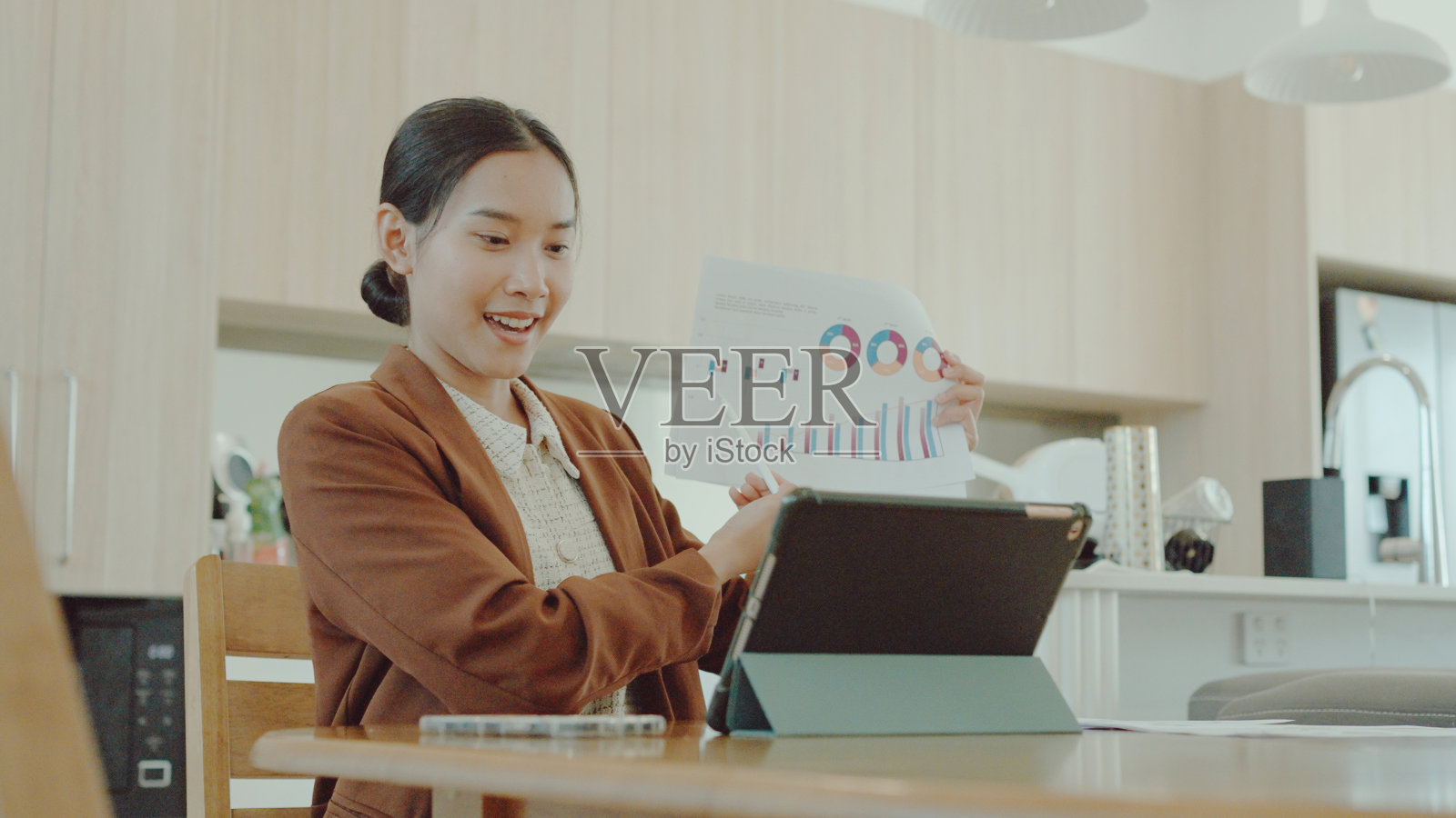 年轻成年亚洲女性混合在家工作，视频通话演示概念照片摄影图片