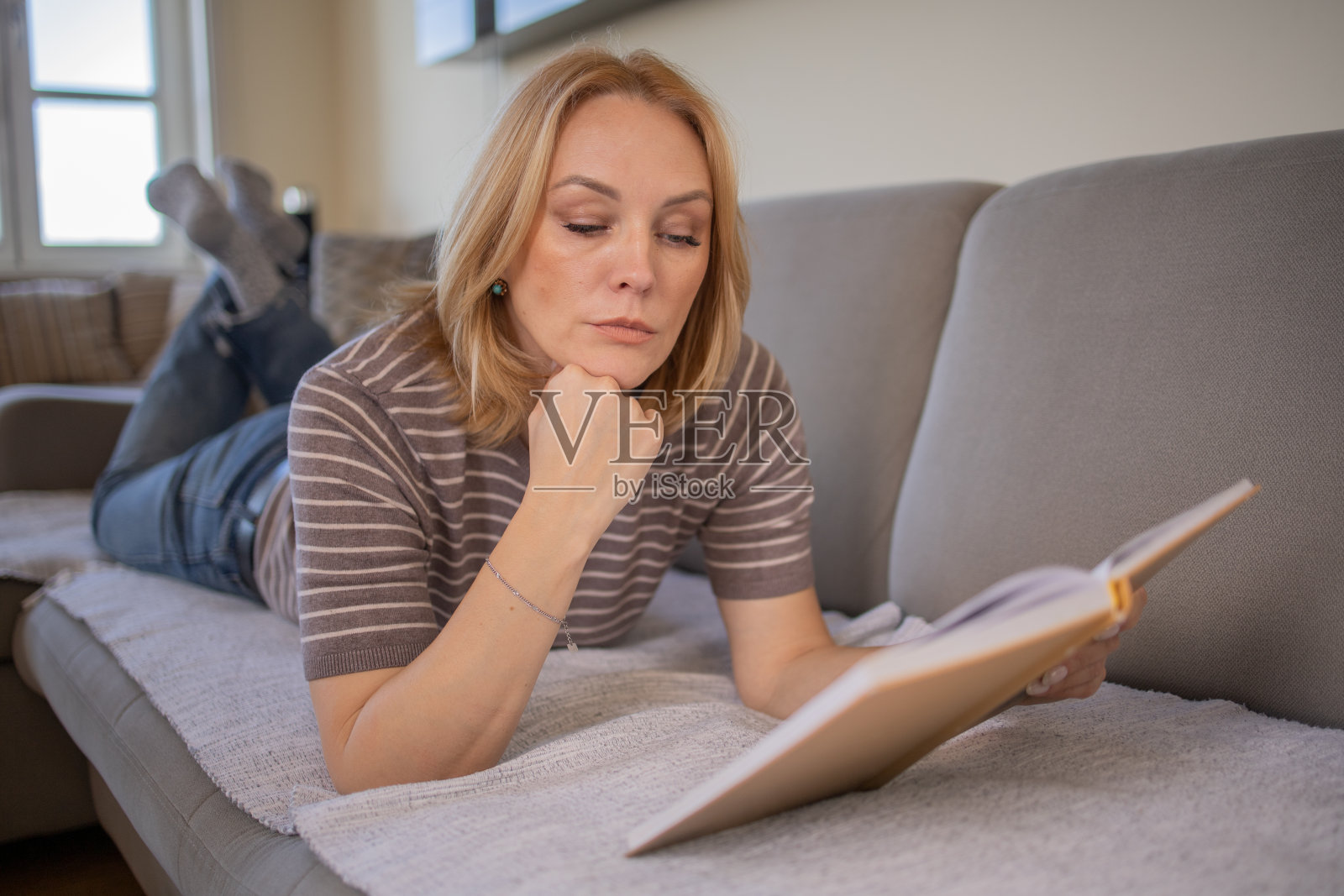 女人在家看书照片摄影图片