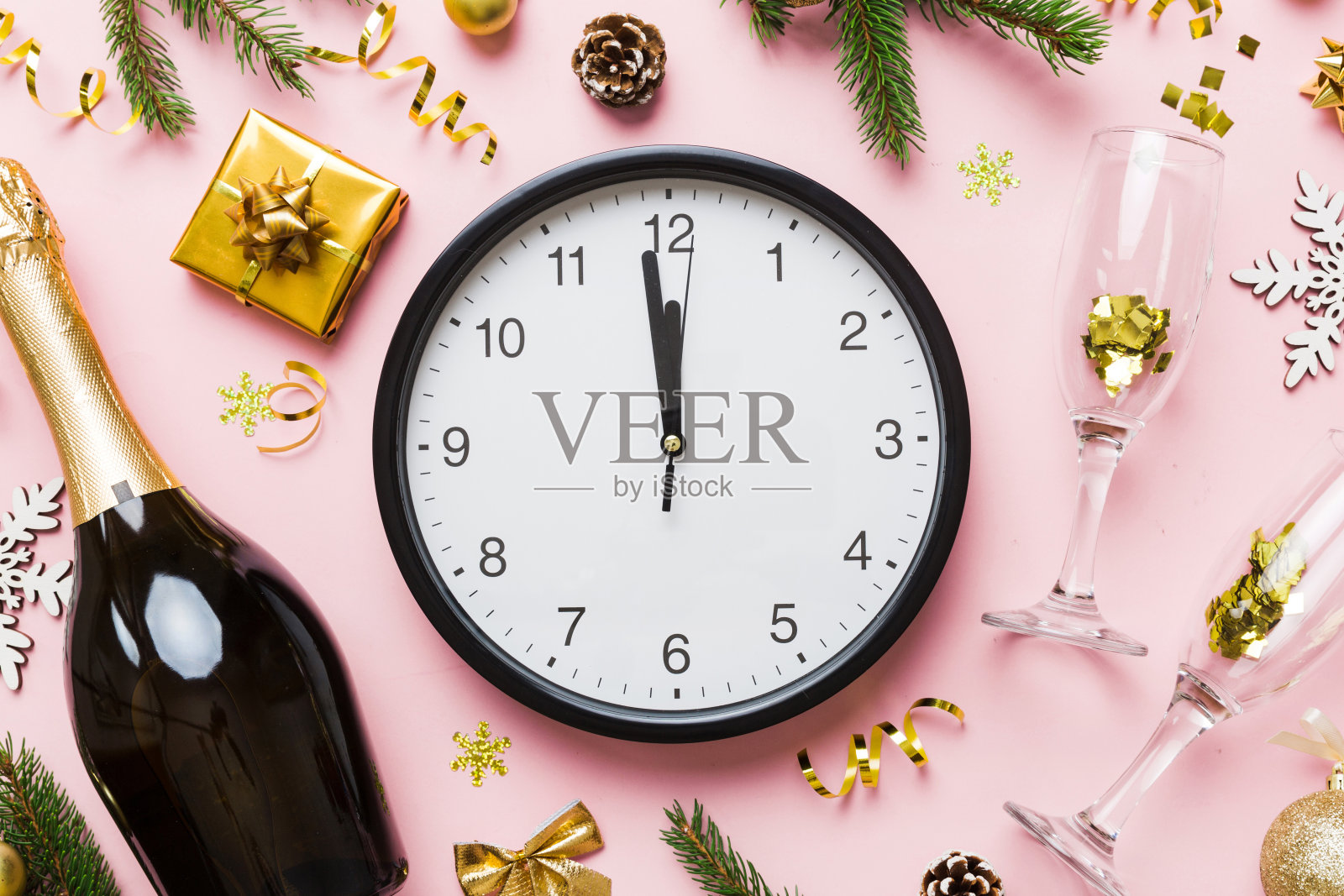 新年庆祝概念：香槟、酒杯、圣诞礼盒和装饰照片摄影图片