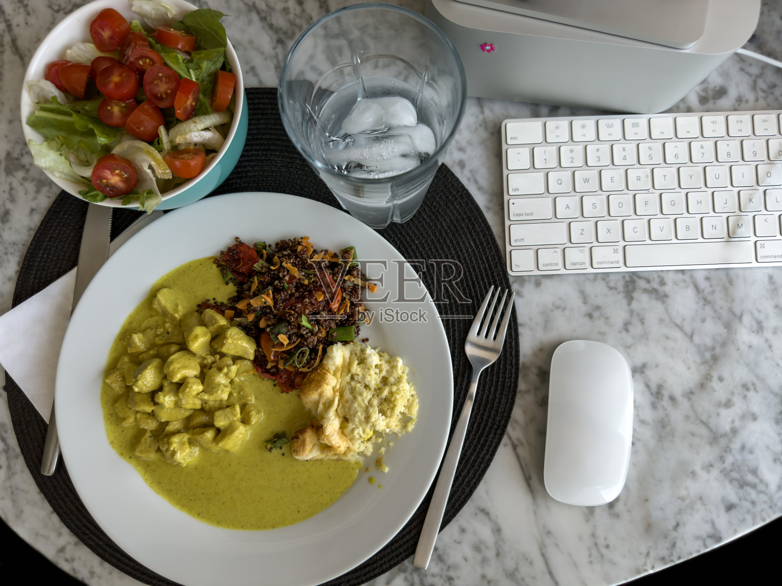 在电脑上工作，吃东西。照片摄影图片