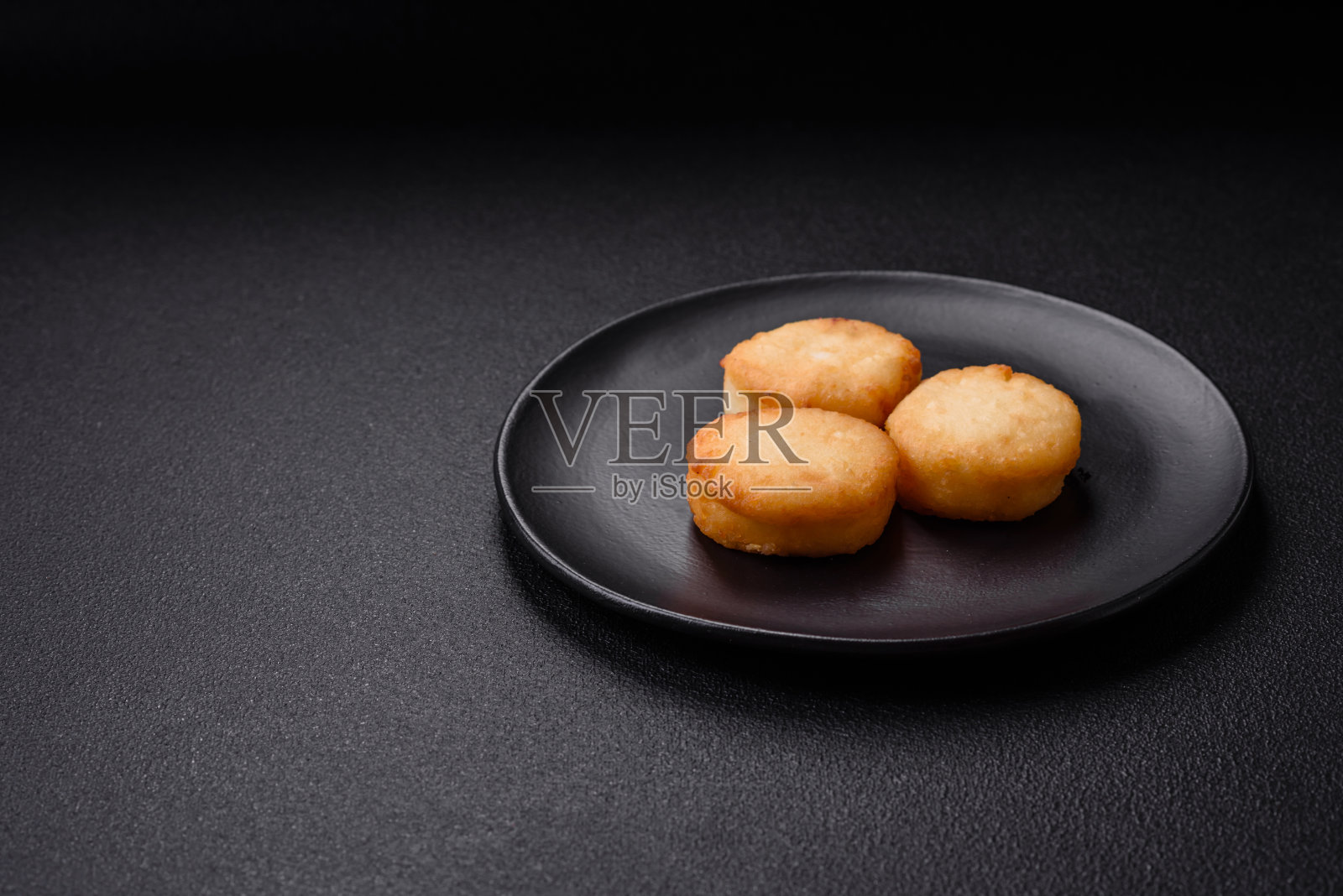 美味的新鲜甜奶酪煎饼配葡萄干和肉桂照片摄影图片