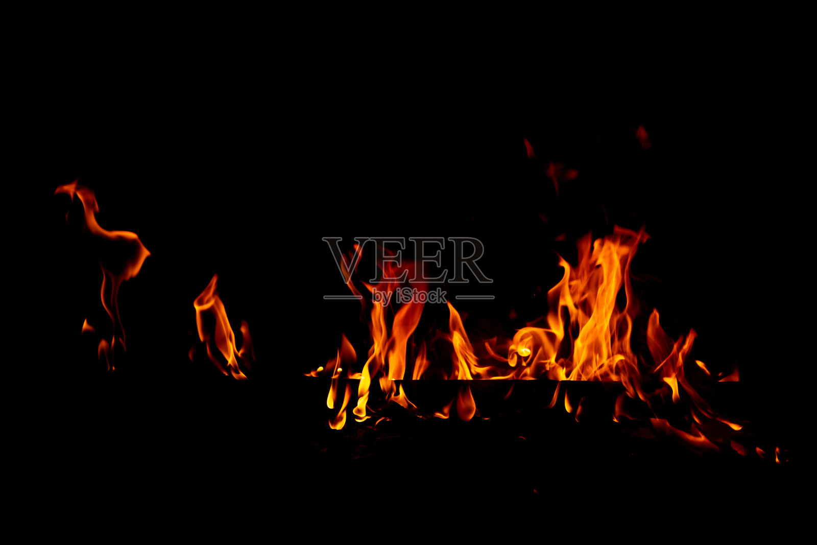 火焰在黑色的背景上燃烧照片摄影图片