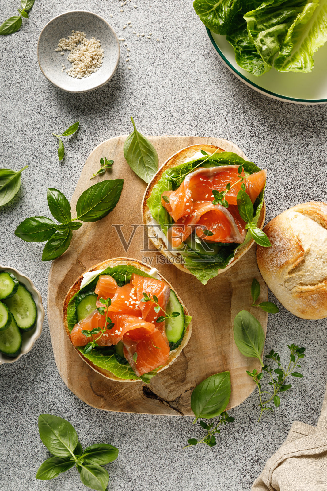 三文鱼三明治配奶油芝士，新鲜长叶莴苣和黄瓜，从上往下看照片摄影图片