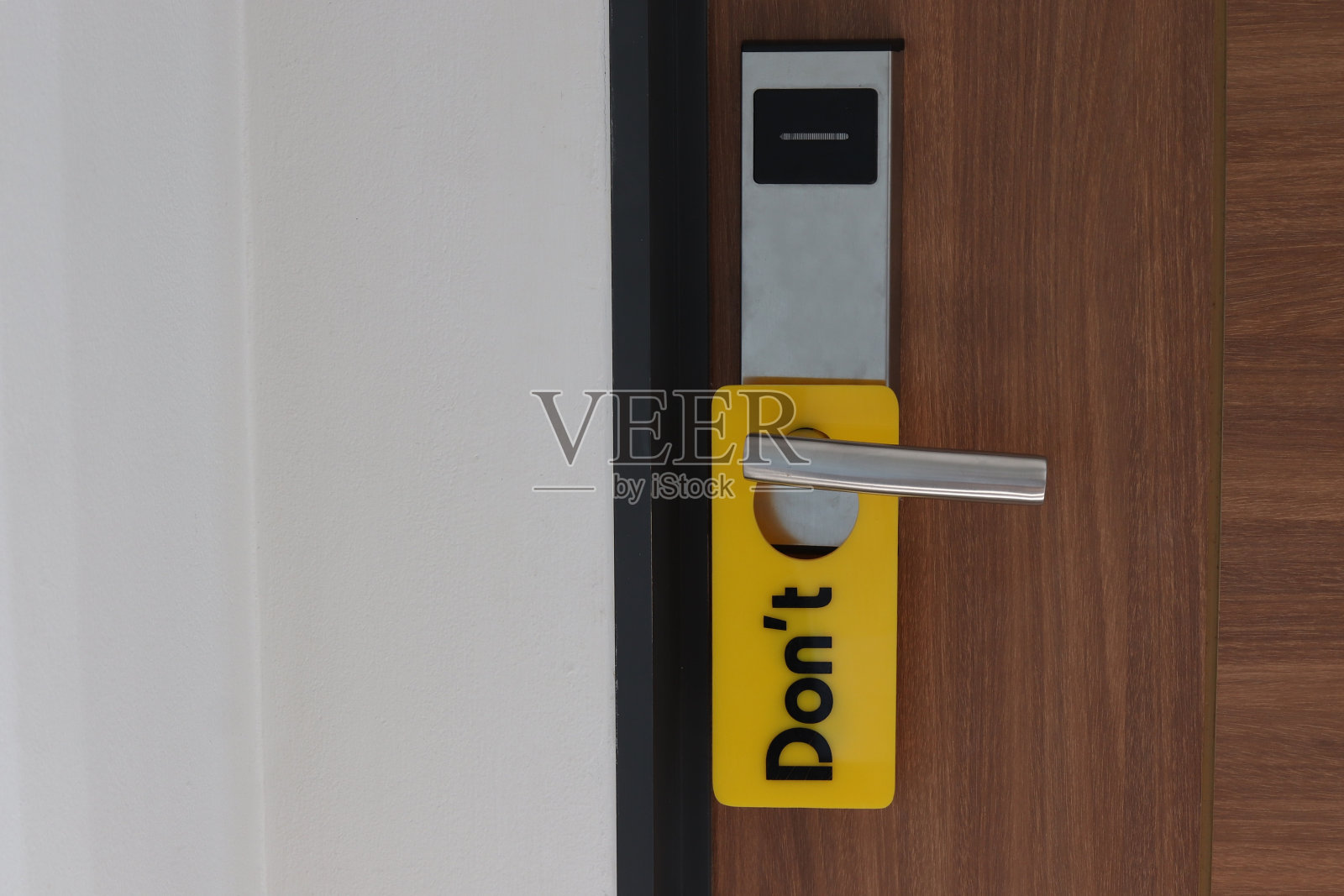 房间的门上挂着“请勿”的牌子照片摄影图片