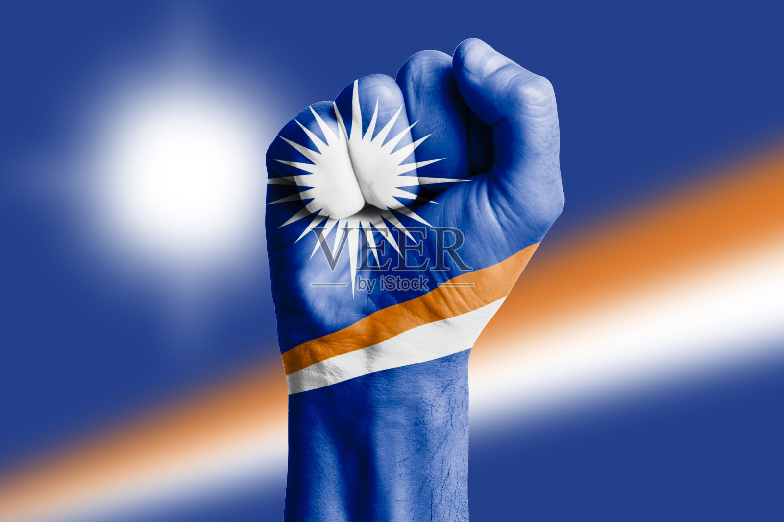 男子用手握拳画马绍尔群岛国旗。特写镜头。照片摄影图片