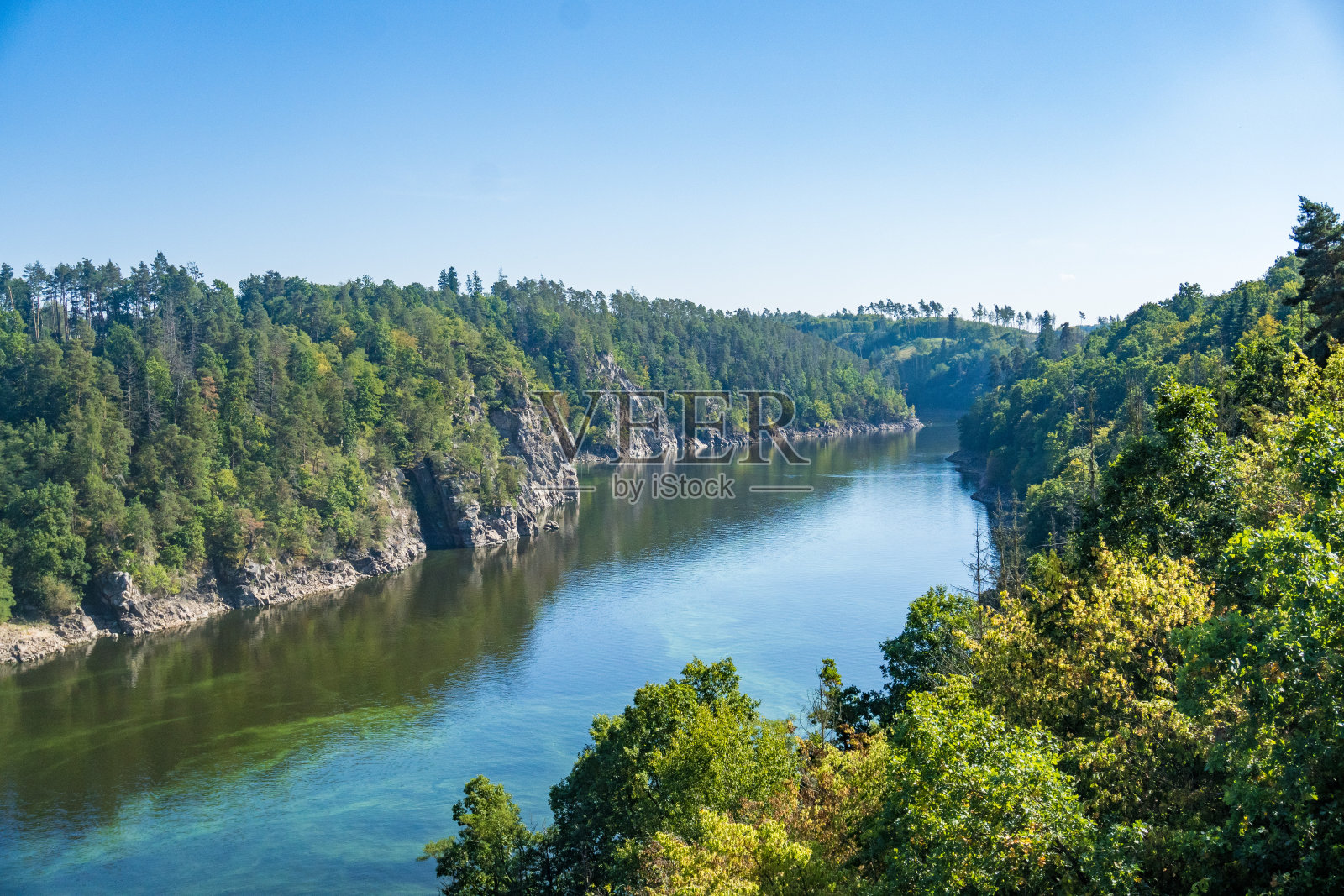 美丽的伏尔塔瓦河景观和兹维科夫城堡附近的森林，捷克照片摄影图片