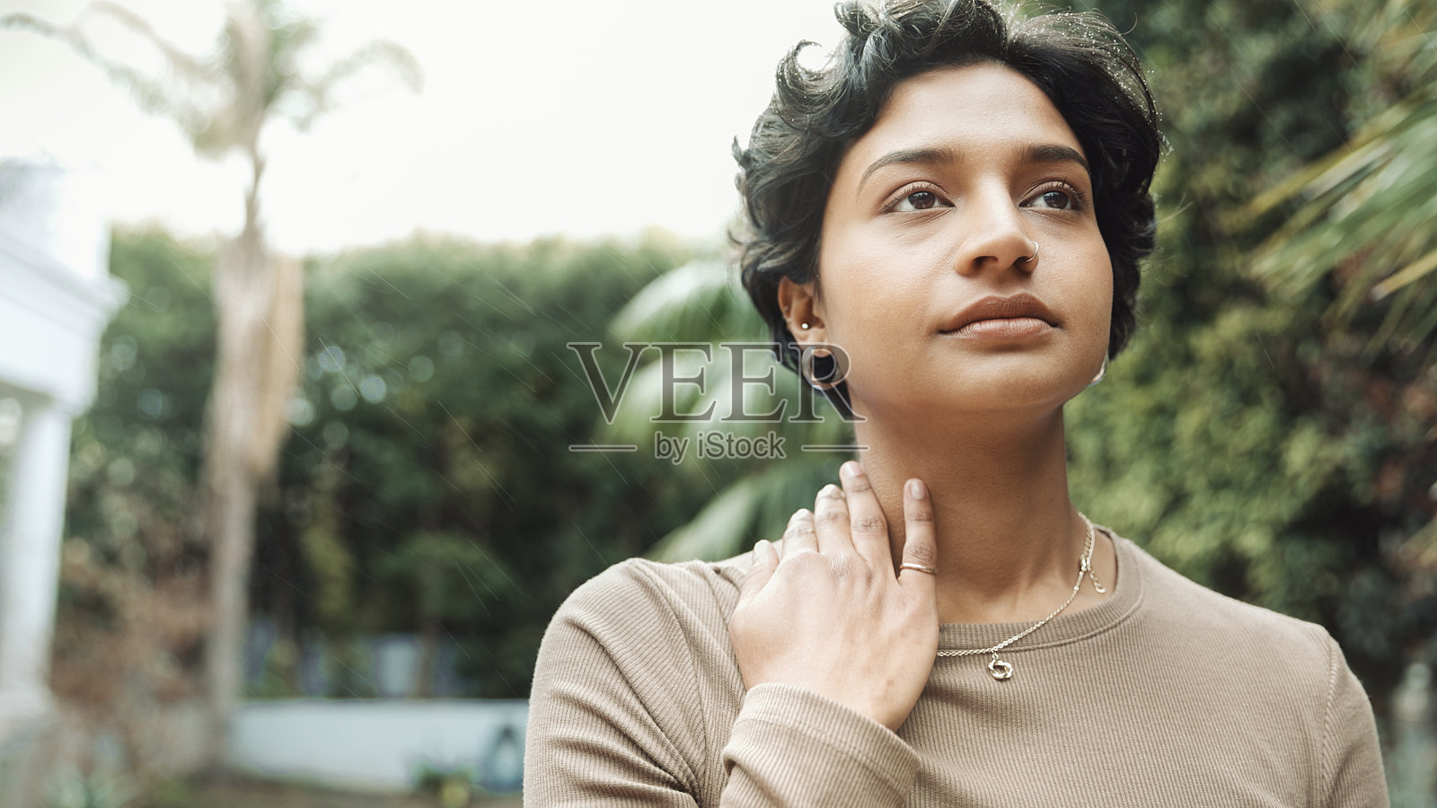 自然美:花园里的女人照片摄影图片