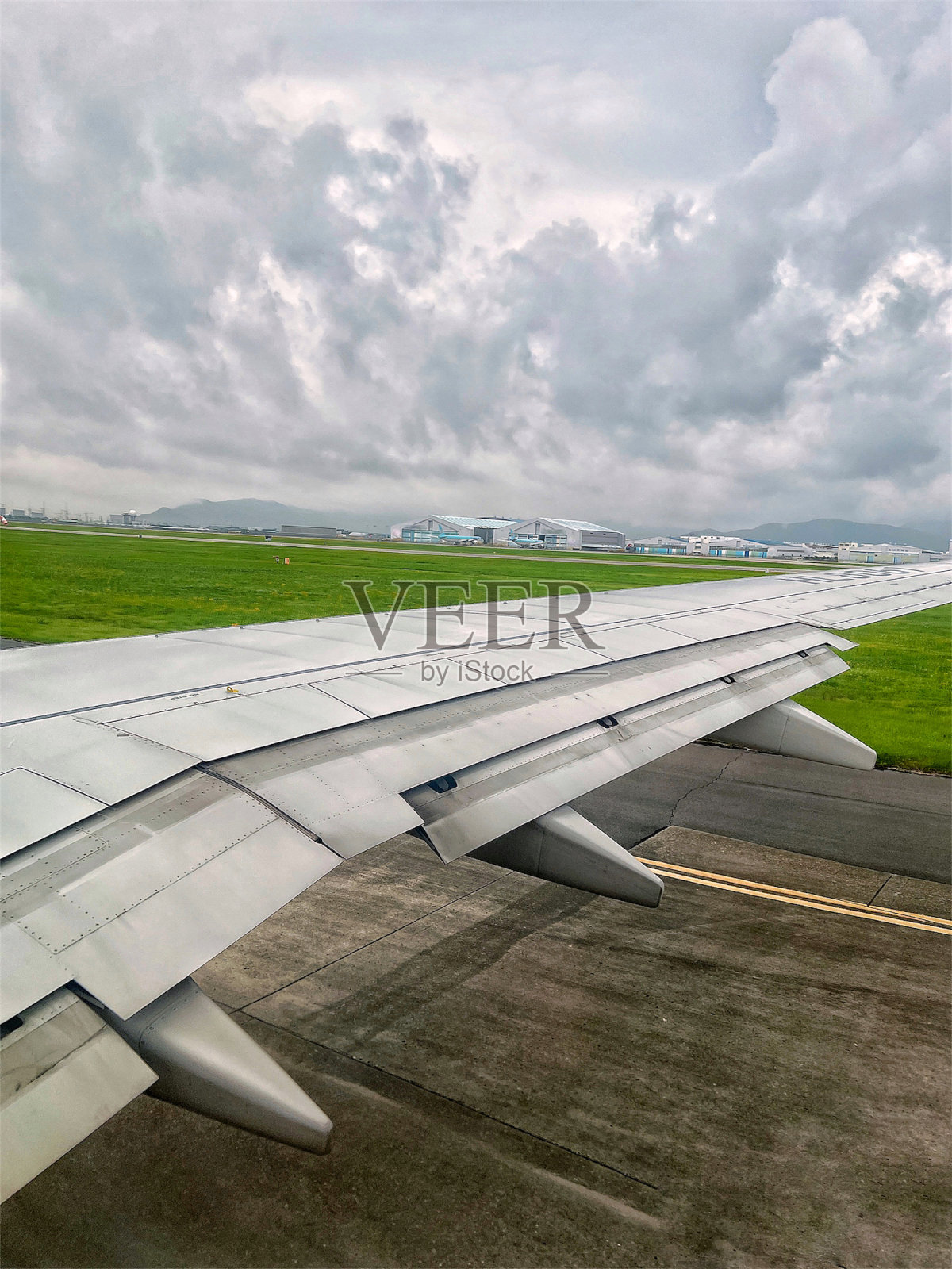 这是飞机降落时拍摄的照片，当时正值雨季初期，天空多云，太阳也没有升起。照片摄影图片