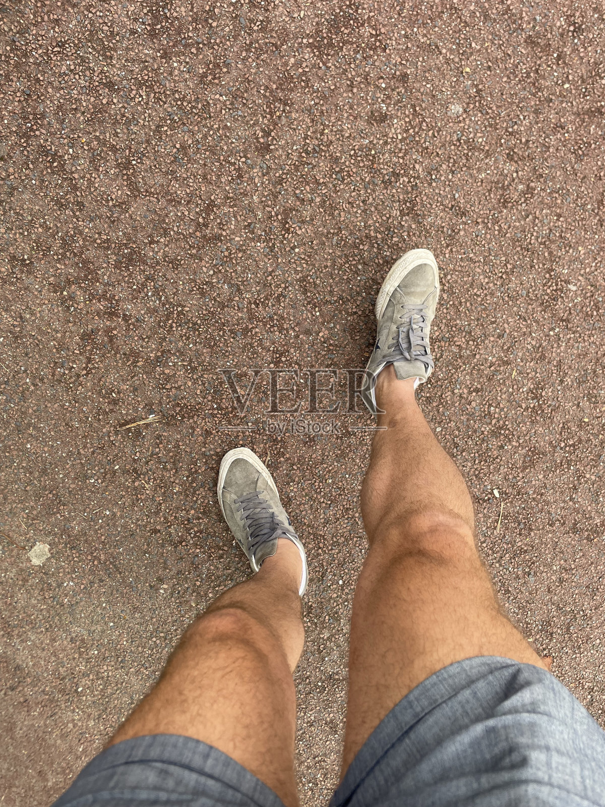 双腿在城市中行走。照片摄影图片