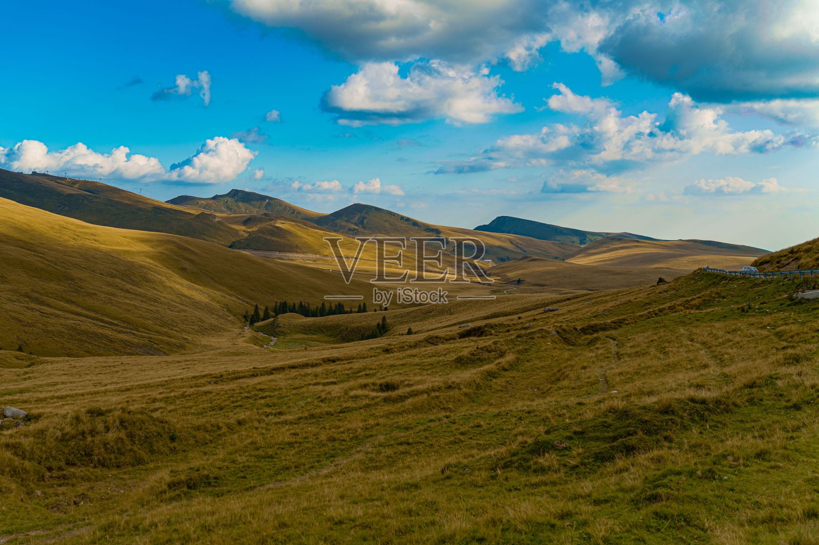 阳光明媚的日子里，青山的美景照片摄影图片