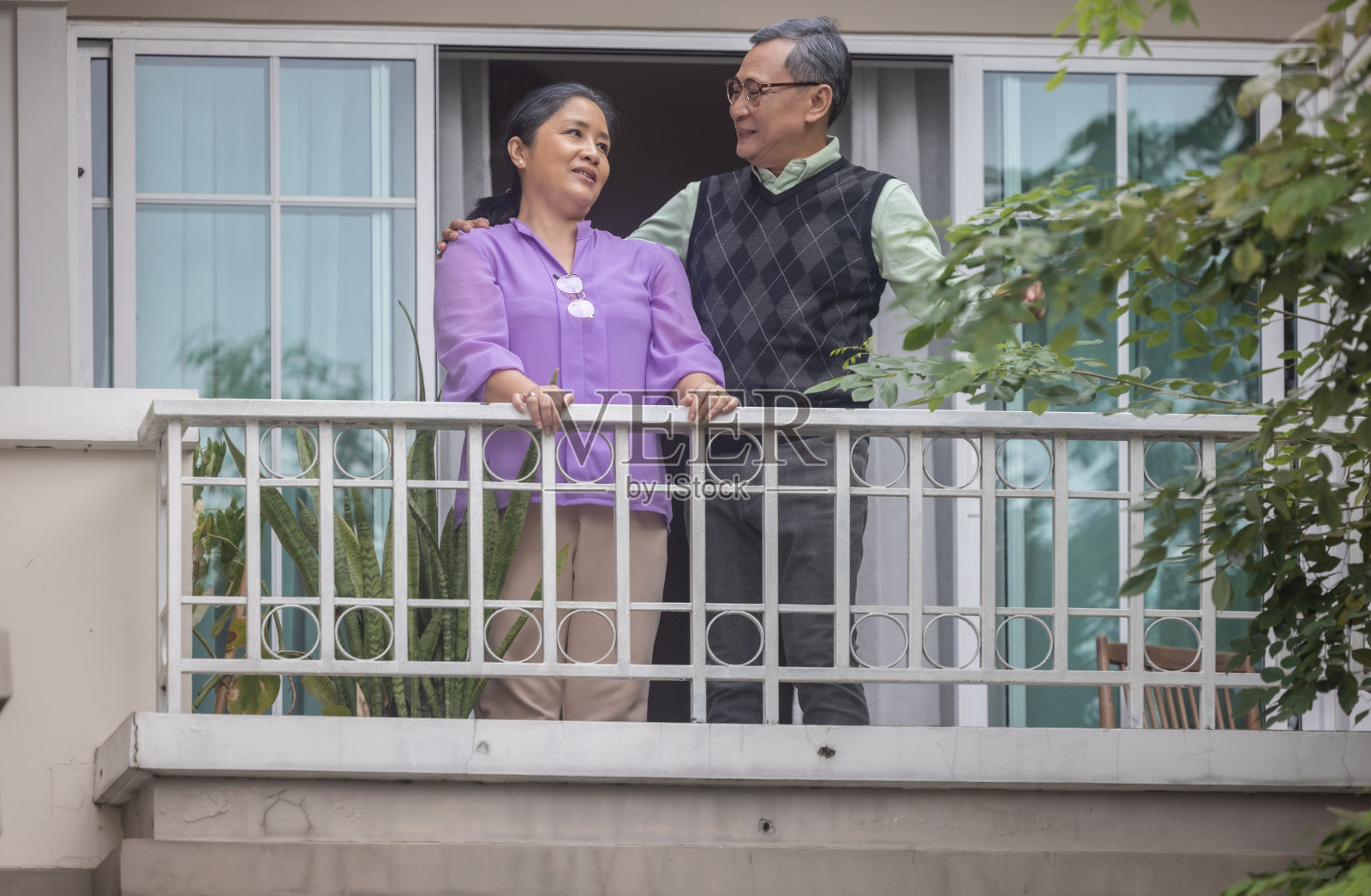 老年夫妇建立关怀的伙伴关系，提供身体和情感上的支持，同时相互激励照片摄影图片