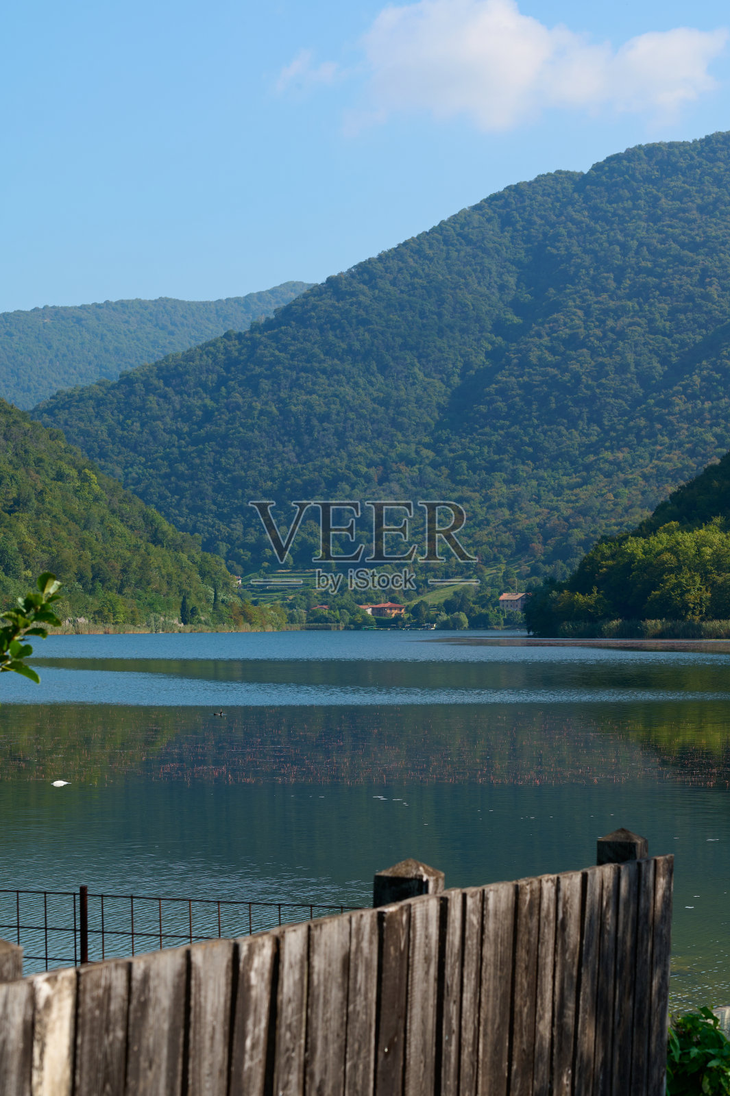 风景与意大利阿尔卑斯山和塞格里诺湖在一个阳光明媚的夏日。娱乐。旅行。旅游业。自然背景照片摄影图片