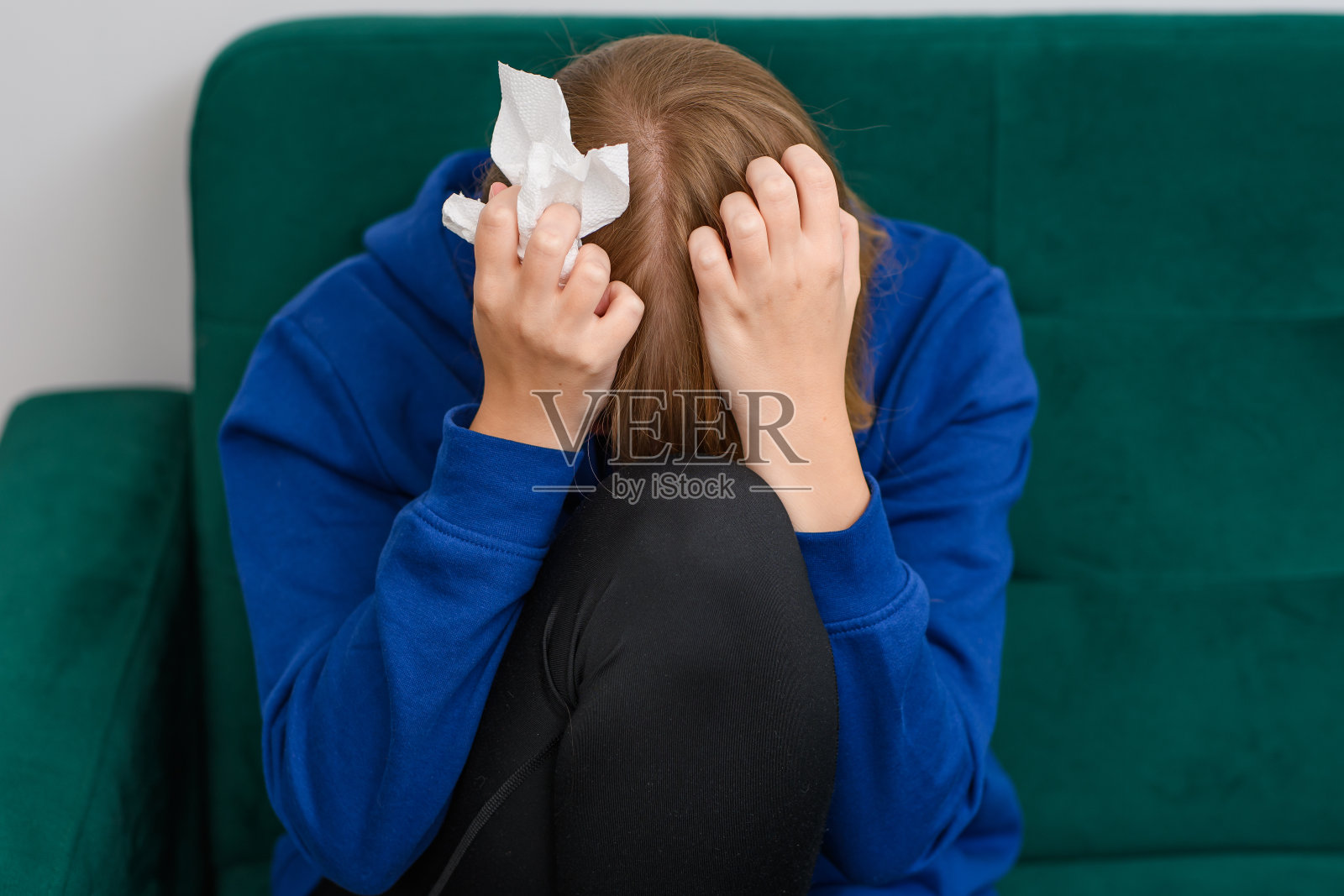 一个哭泣的女人坐在床上照片摄影图片