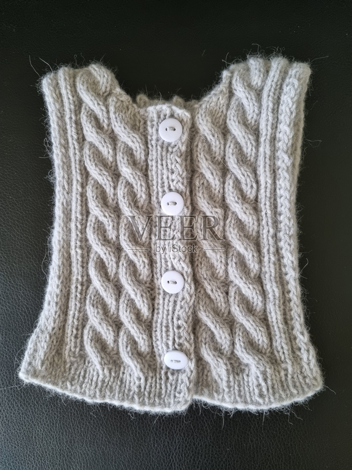 一个自制的针织背心为新生儿，正面视图照片摄影图片