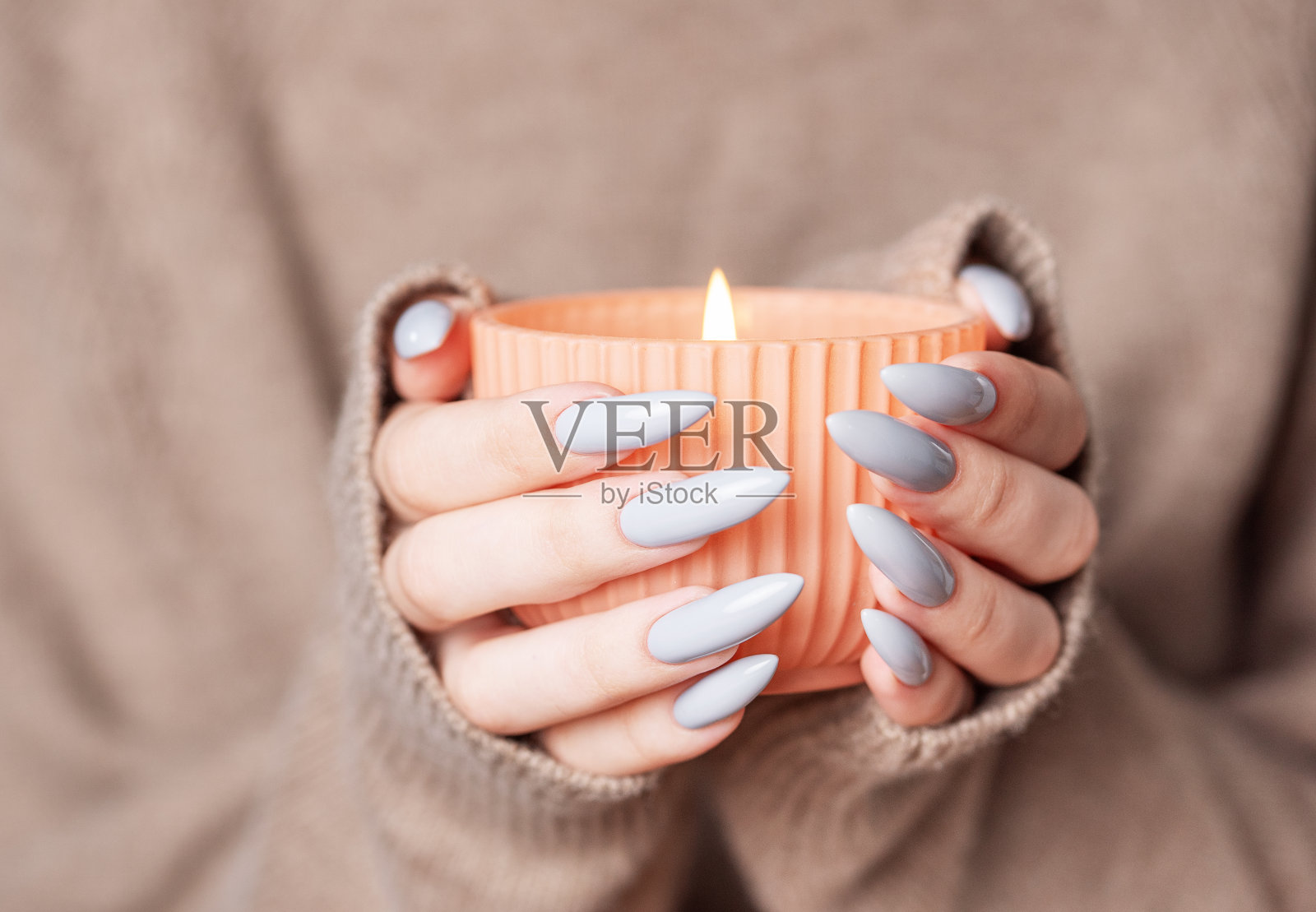 女人涂着灰色指甲油的手特写照片摄影图片