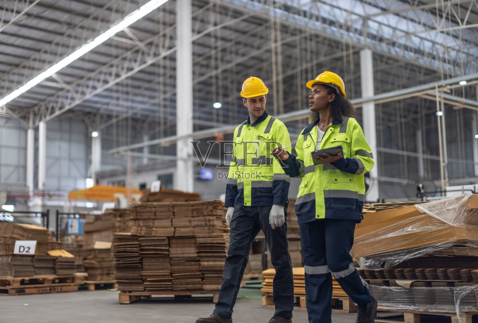 纸板数据分析师增强数据系统，优化工厂性能，以应对人工智能时代的竞争照片摄影图片