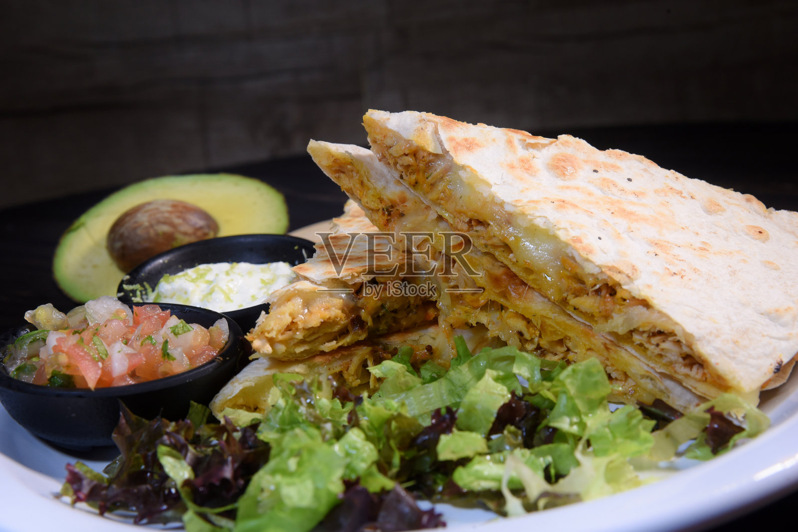 墨西哥玉米饼加牛油果酱沙拉和墨西哥胡椒是典型的墨西哥食物照片摄影图片