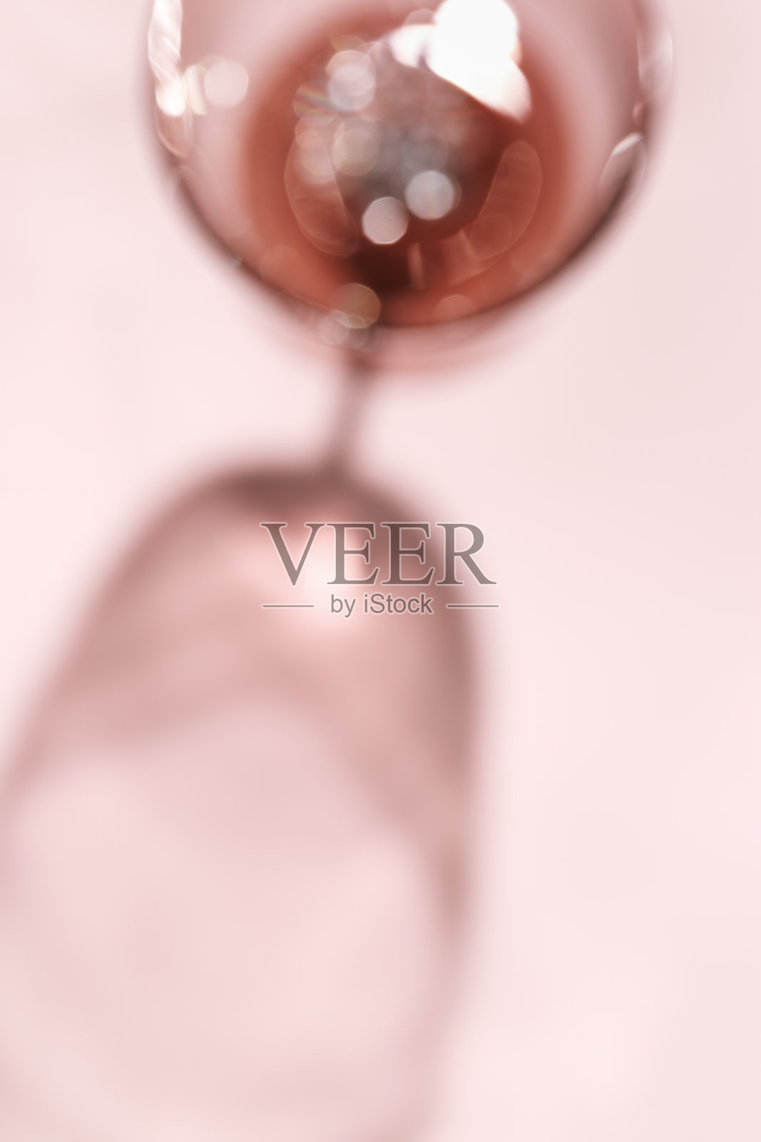 酒杯散焦，红酒模糊的背景与光眩，光学模糊，散景。俯视图美学静物照片酒精饮料艺术风格的酒庄，酒单，复制空间。照片摄影图片