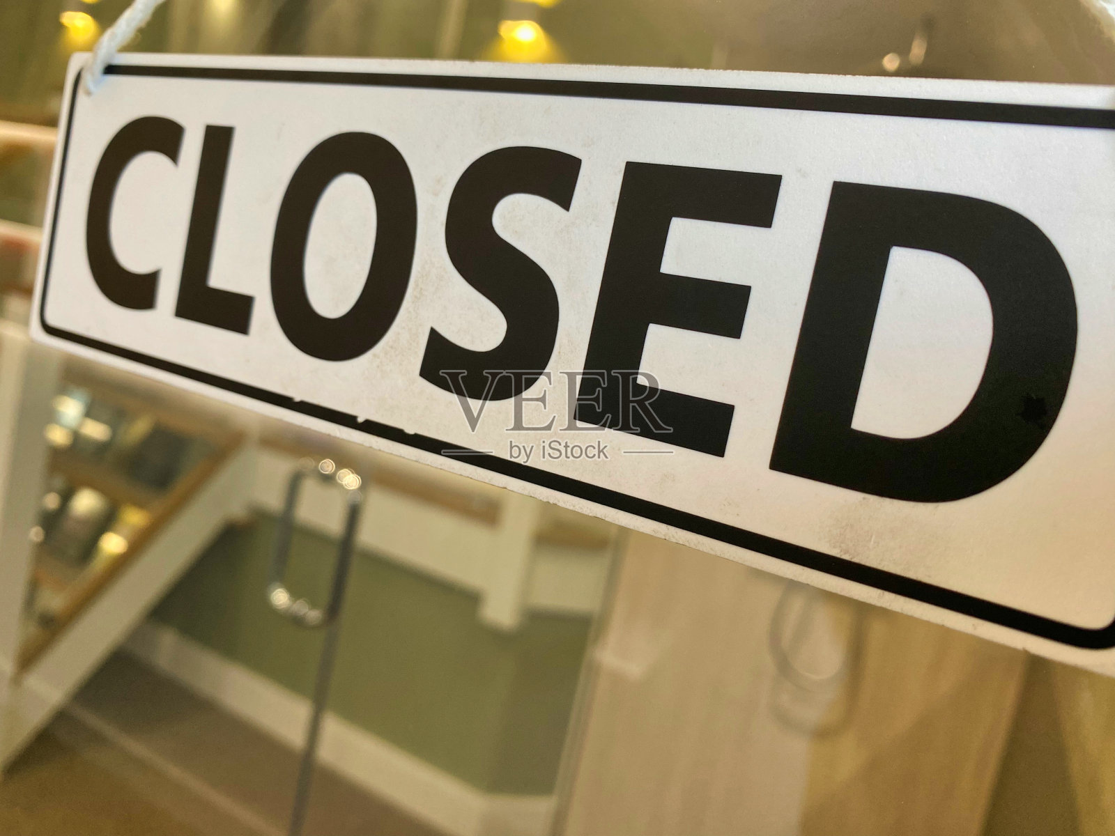 橱窗上挂着歇业的招牌照片摄影图片