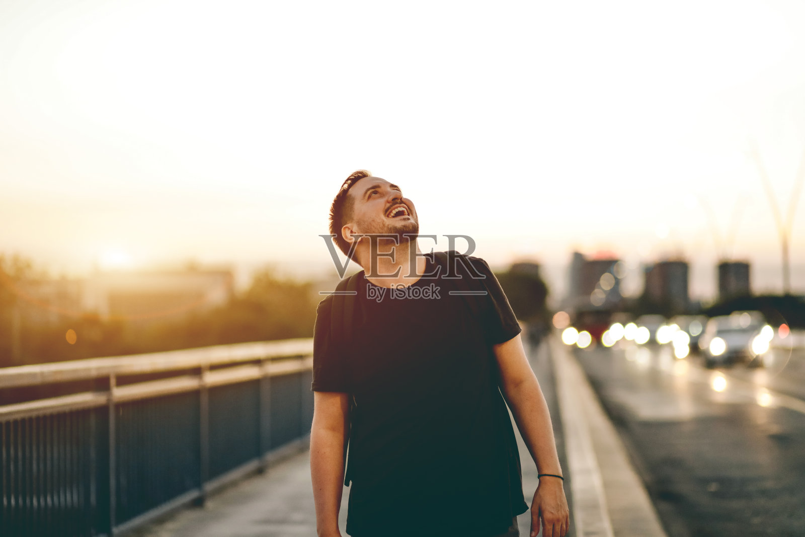 一个快乐的人走过桥照片摄影图片