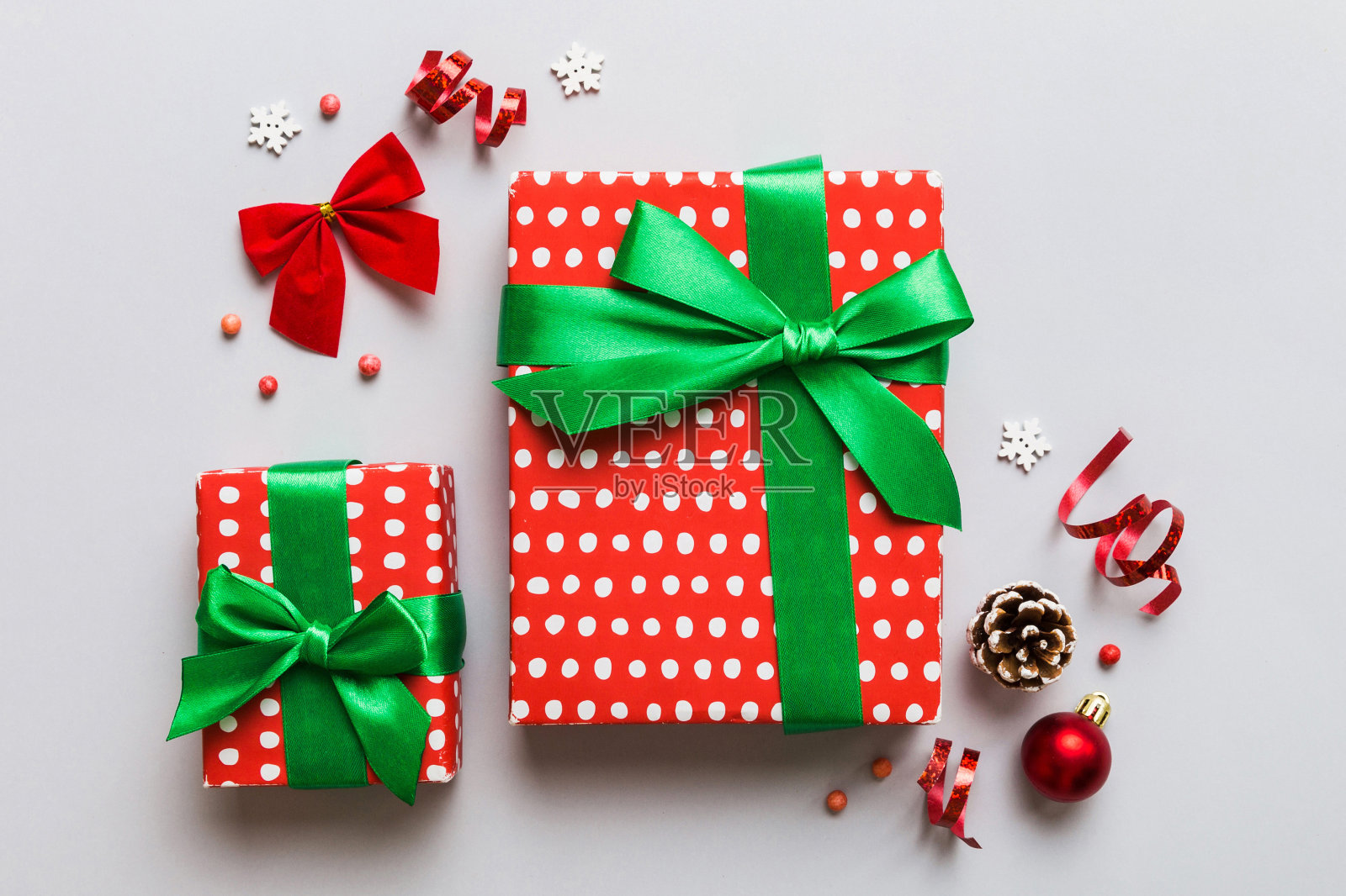 顶视图平面放置圣诞装饰品和礼盒在彩色背景与复制空间。圣诞或新年快乐作文照片摄影图片