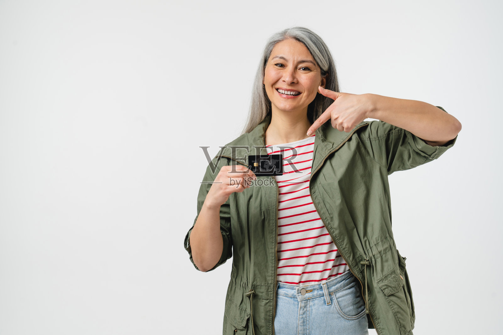 电子银行电子商务概念。白人成熟女性银行客户客户点信用卡用于网上购物，支付家庭账单，领取付款，工资，养老金隔离在白色背景照片摄影图片