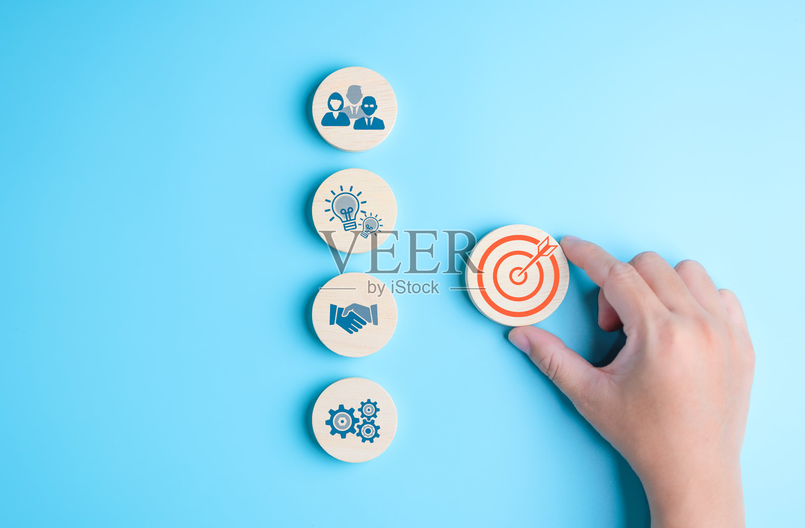 商业协议创意概念，木制圆圈与商人，握手，头脑风暴的想法图标。商务合作策略、目标、使命、行动、目标、团队合作。照片摄影图片