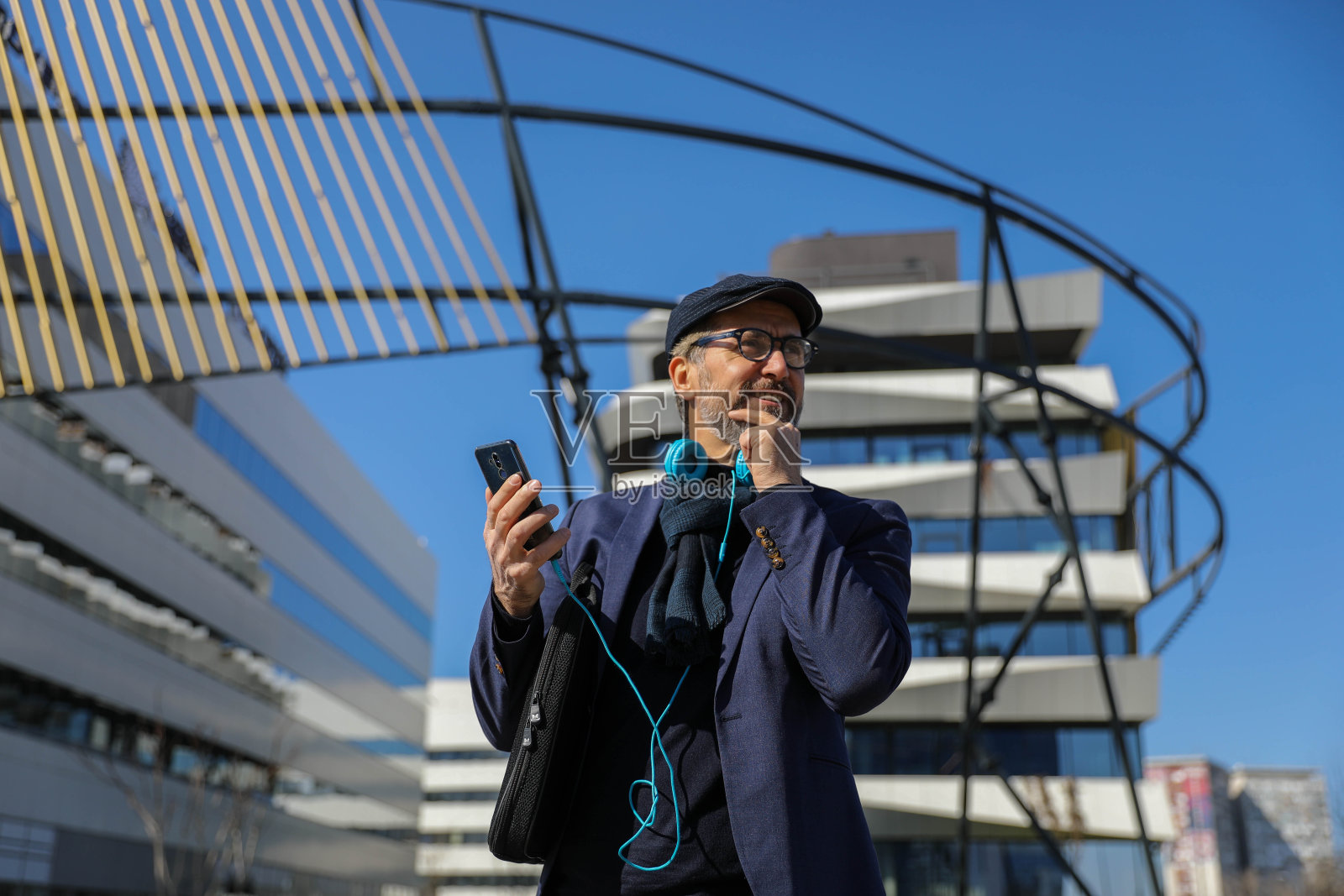 成熟的商人走路照片摄影图片