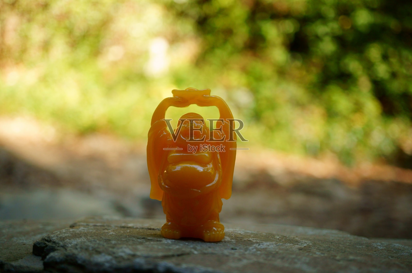 一尊微笑的佛像。宗教象征。照片摄影图片