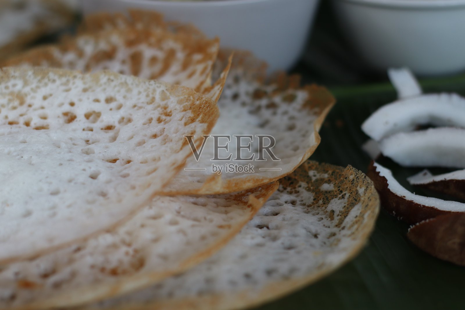 加花边的米饭可丽饼配喀拉拉邦风格的炖鸡照片摄影图片