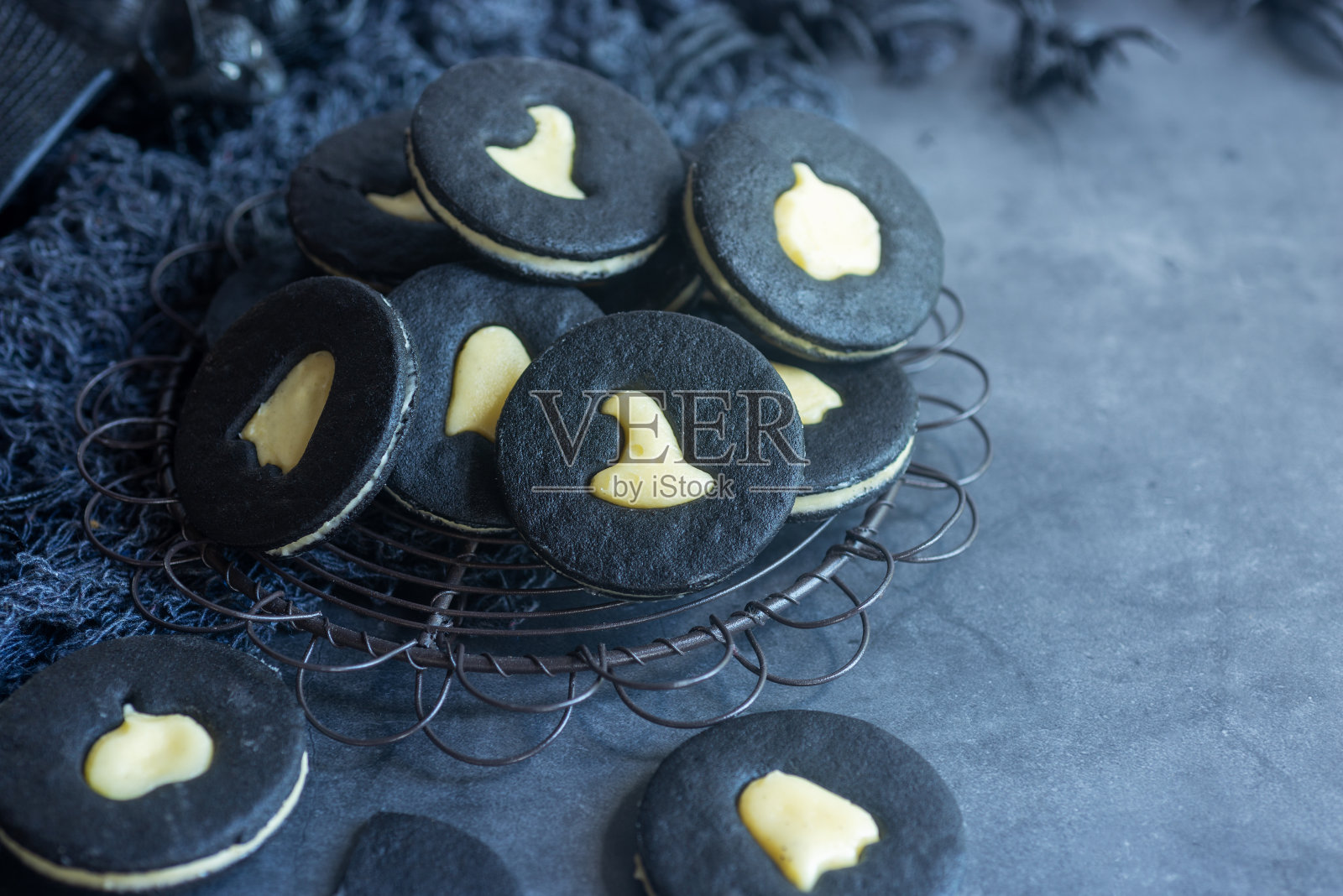 自制饼干和奶油万圣节饼干。照片摄影图片