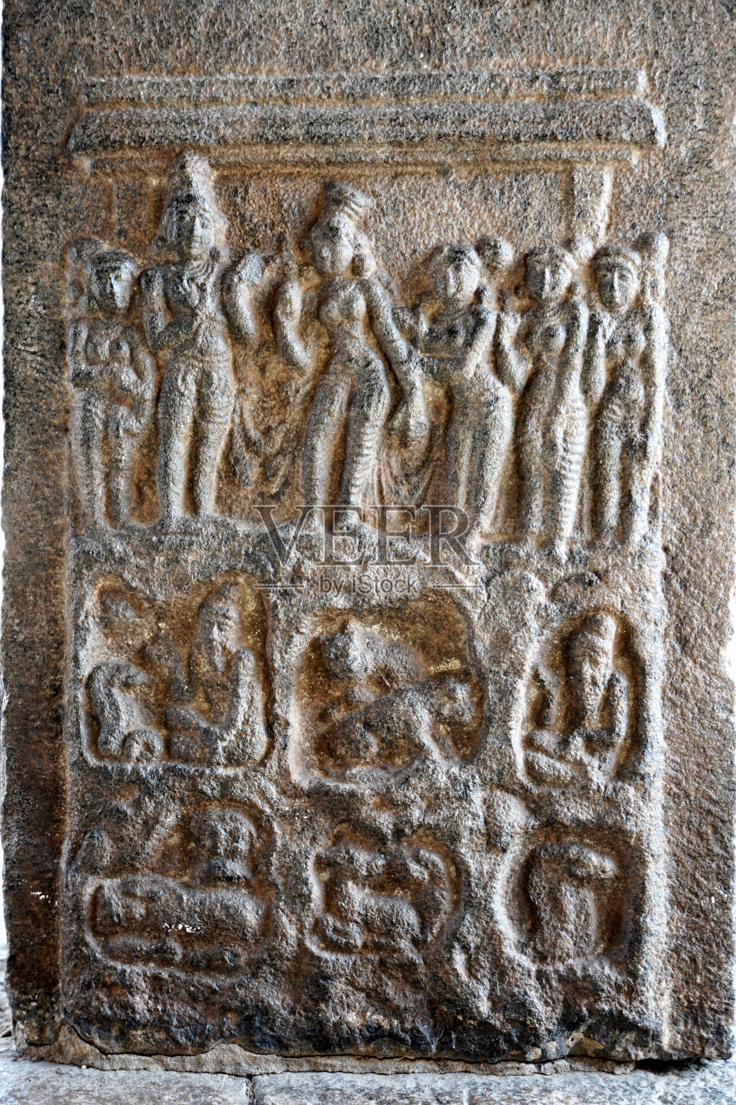 泰米尔纳德邦库姆巴科南的达拉苏拉姆历史悠久的Airavatesvara寺庙的柱子上的古代浅浮雕石雕偶像的细节。照片摄影图片