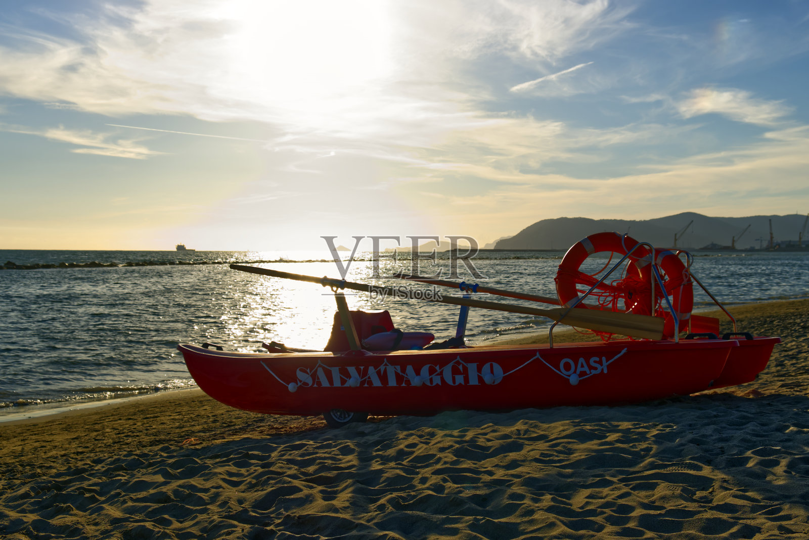 日落时海滩上的救援船:夏日结束的概念照片摄影图片