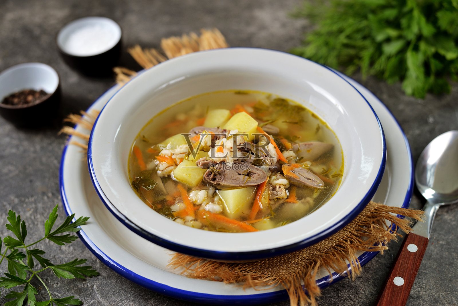 大麦土豆鸡心汤照片摄影图片