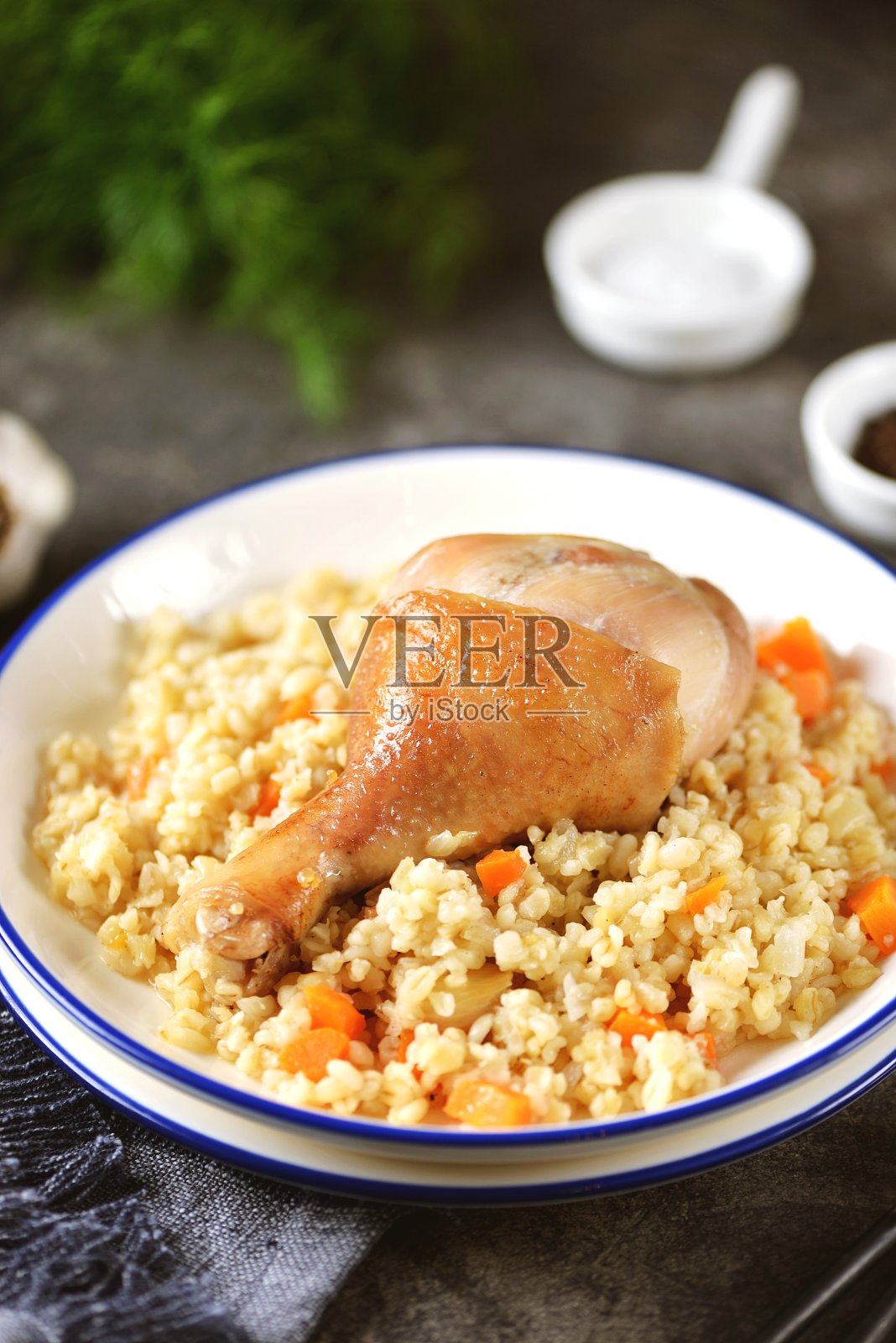 烤鸡腿，配上碎牛肉和蔬菜照片摄影图片