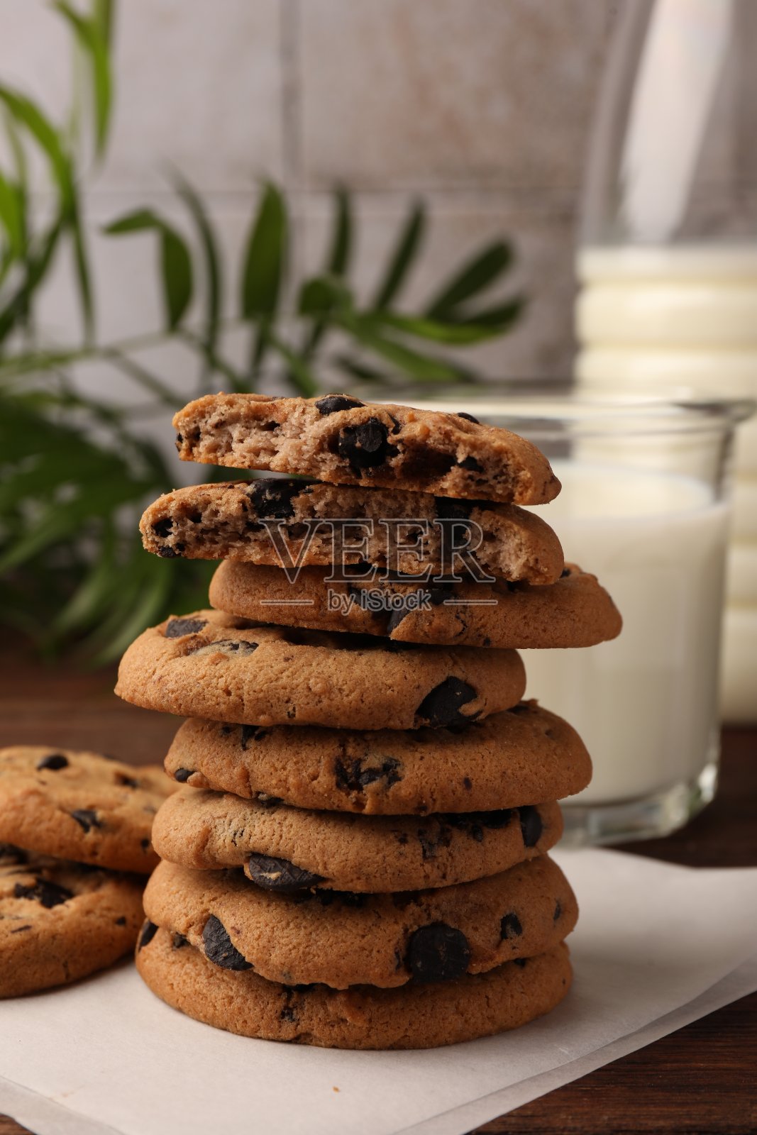 木桌上一堆美味的巧克力饼干和牛奶照片摄影图片