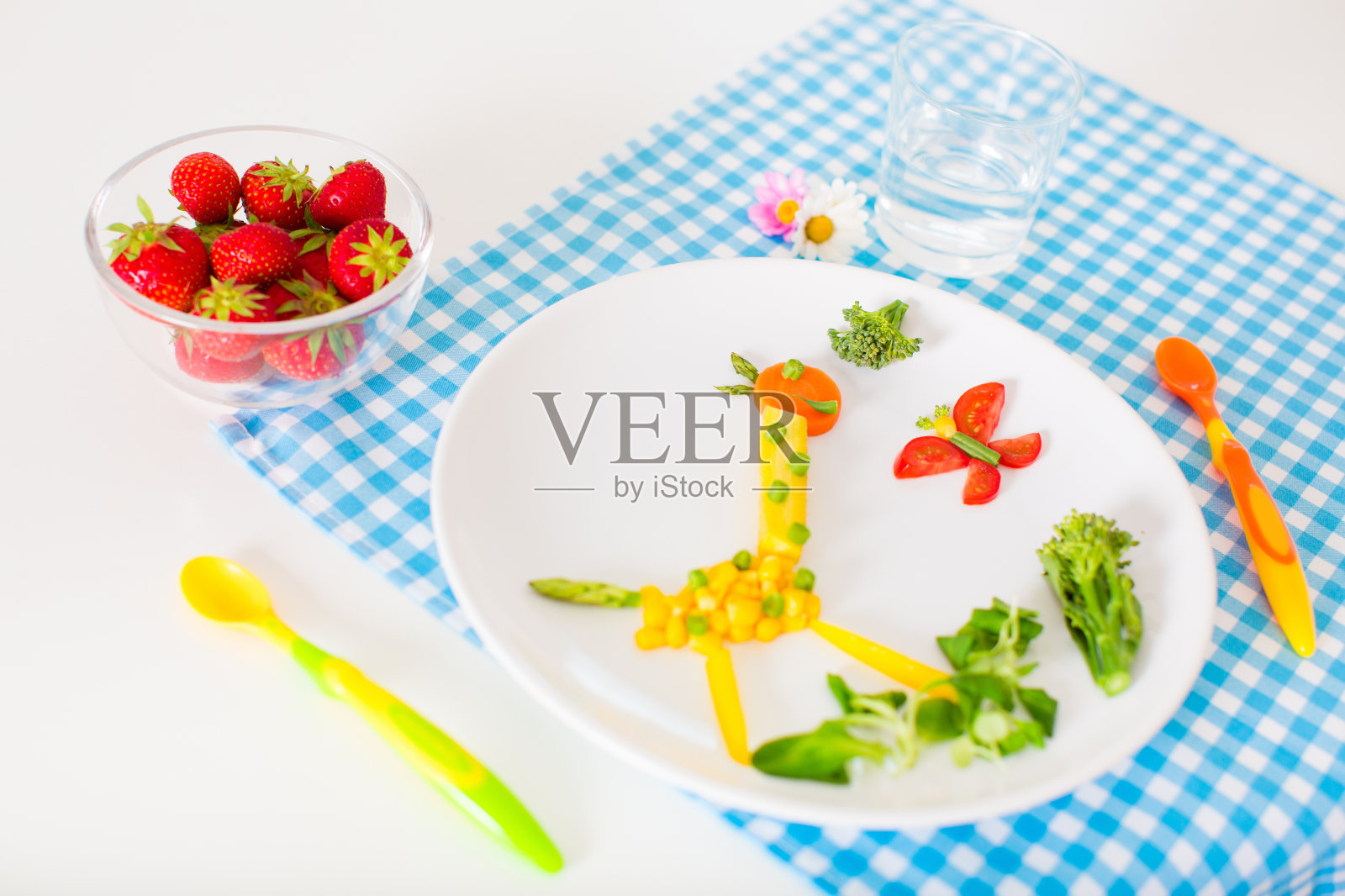 适合幼儿的健康蔬菜餐。照片摄影图片