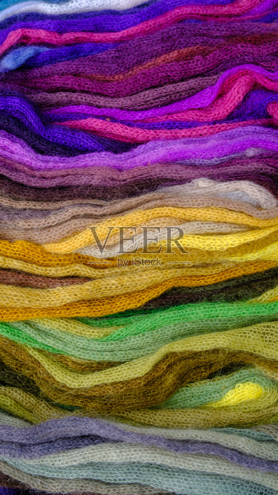 篮子与彩虹织物。颜色的面料。家庭主妇的市场照片摄影图片