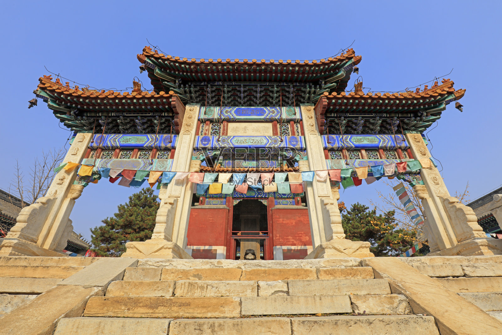 中国河北省易县景区内的中国古代石牌坊照片摄影图片