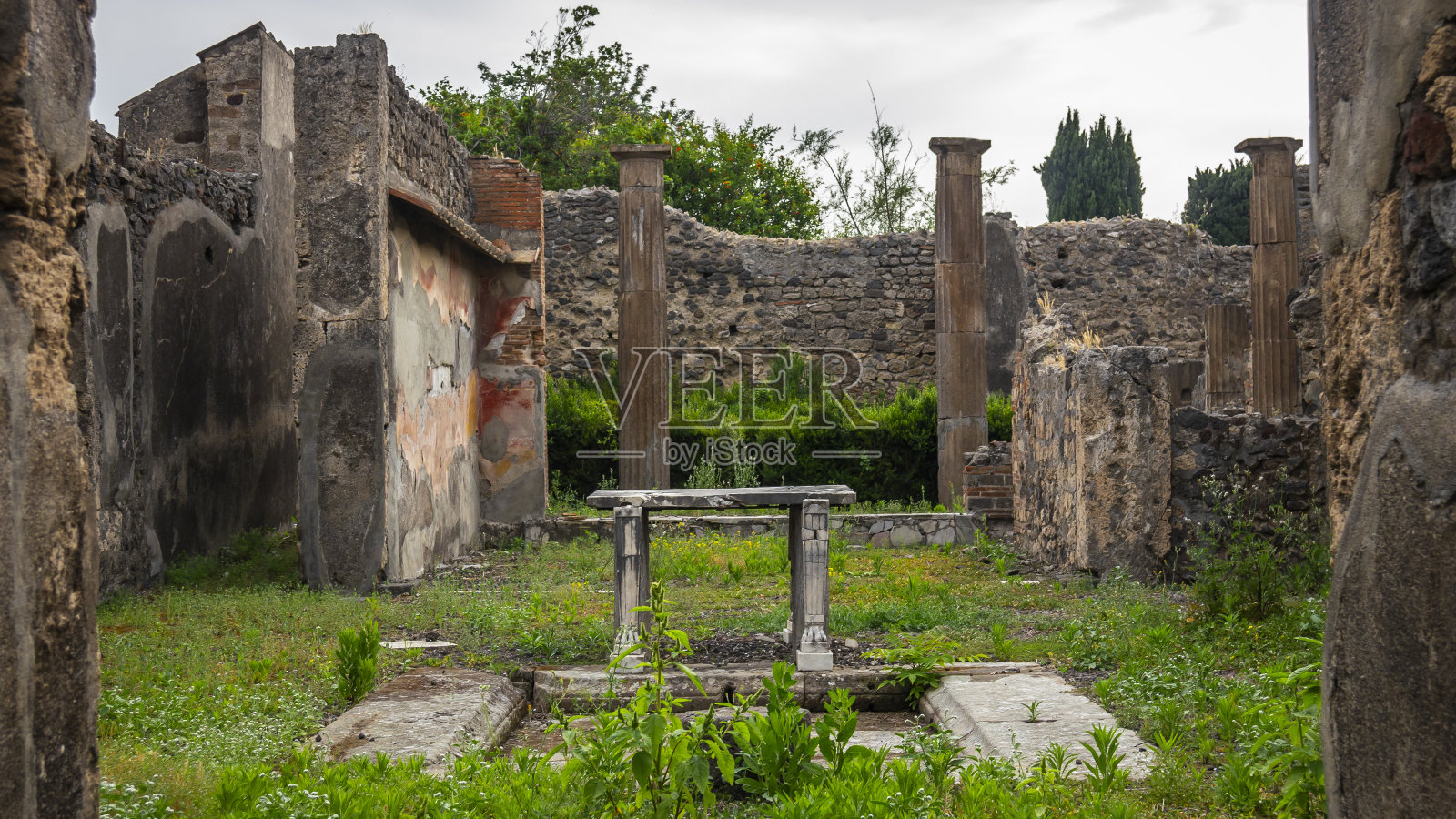 公元79年，维苏威火山爆发，庞贝古城被火山灰和浮石掩埋。照片摄影图片